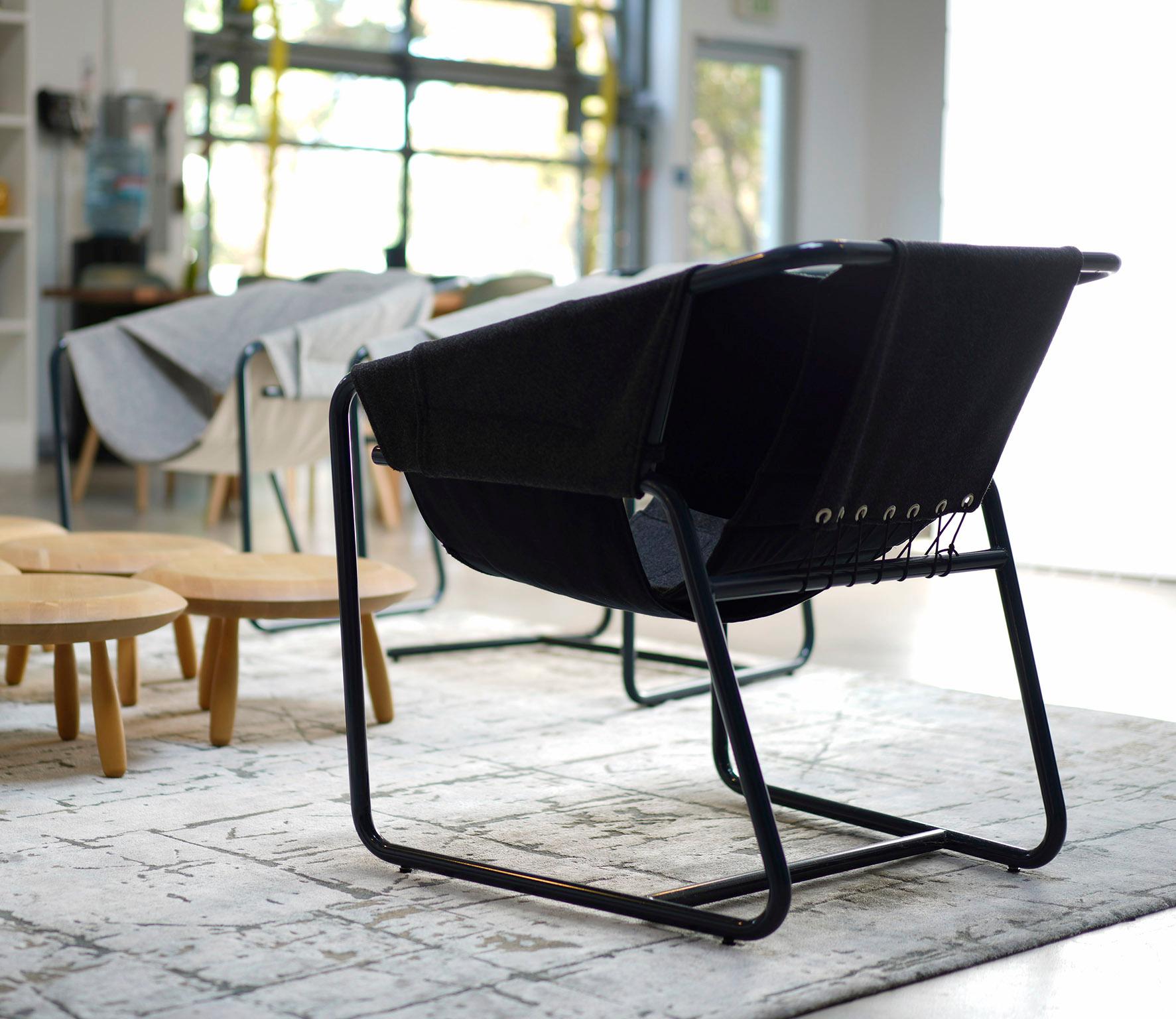 Easy Chair aus gebogenen Metallrohren mit Stoffbezug im Angebot 1