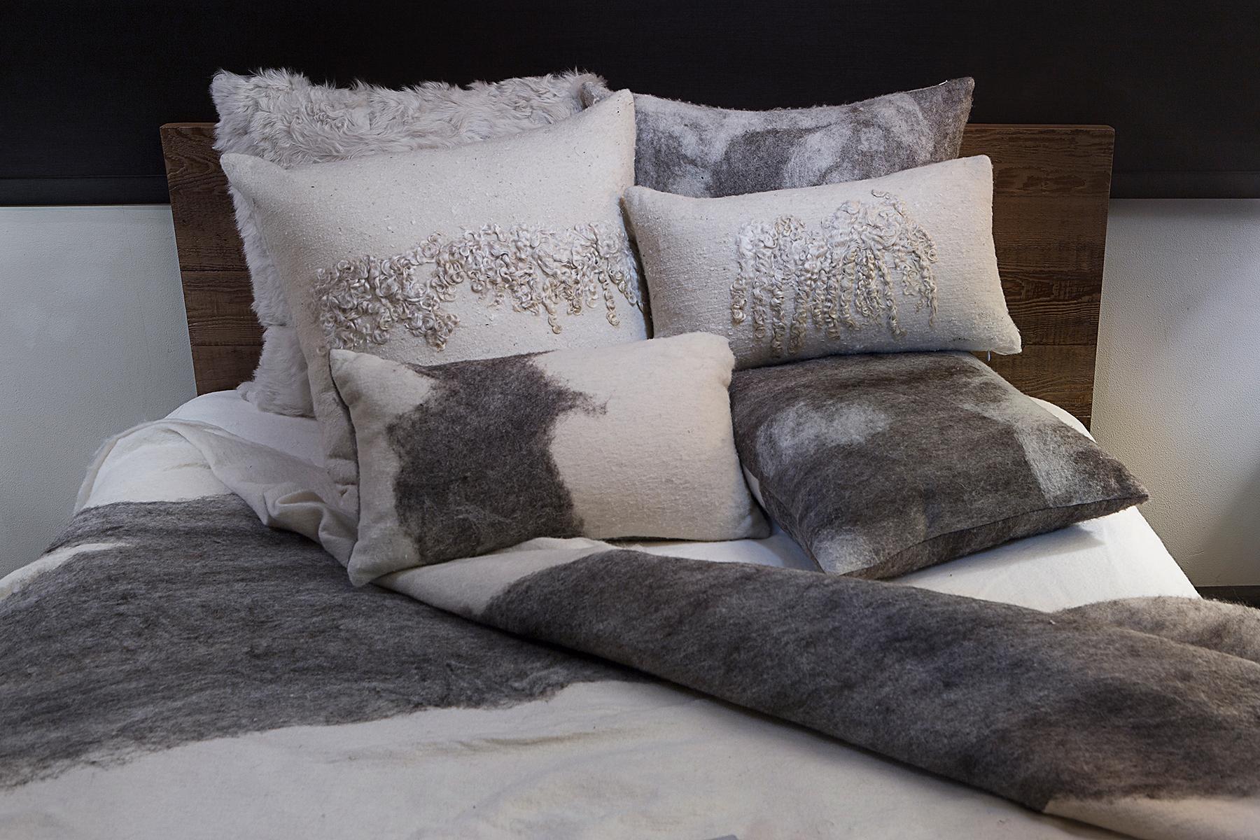 Fait main Oreiller en laine Wensleydale:: gris:: collection Moutons du patrimoine en vente