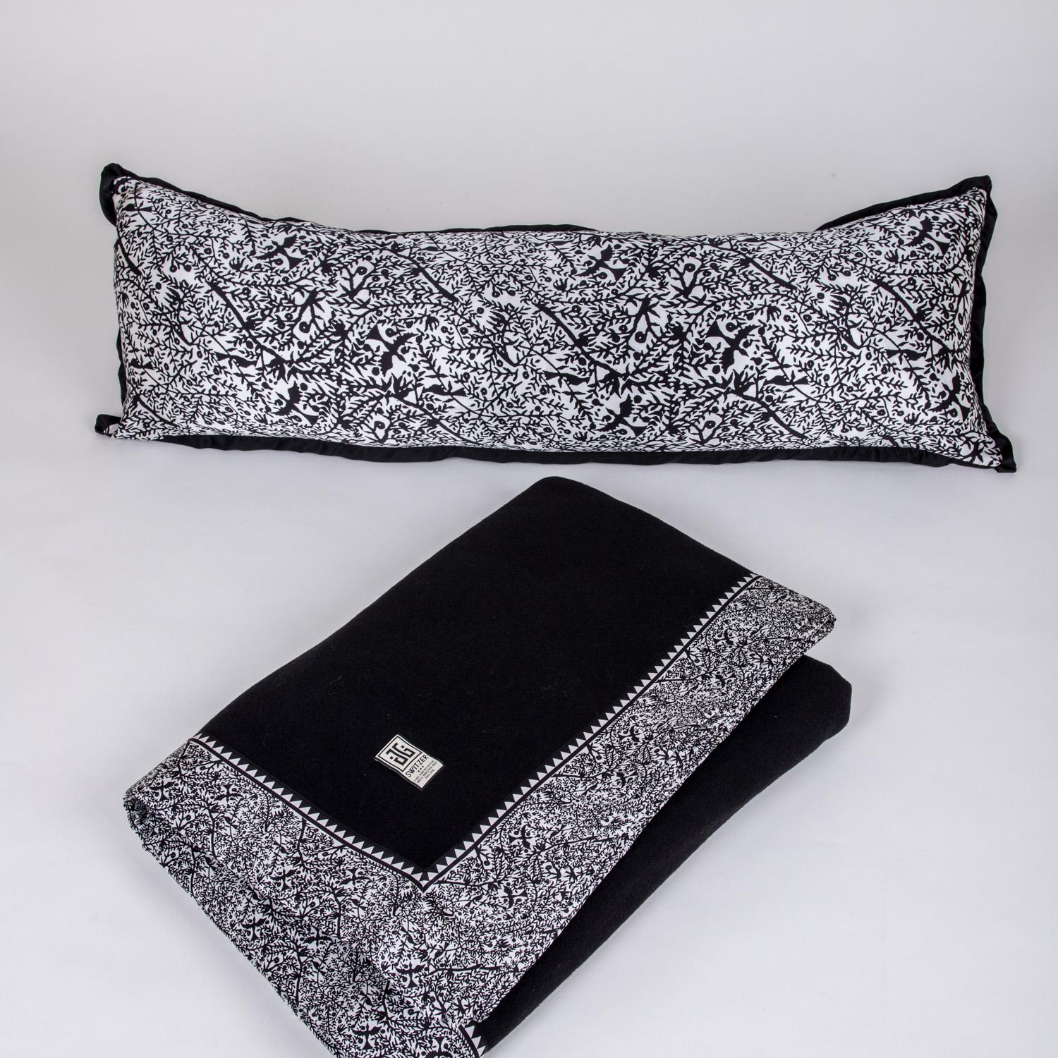 Custom Designed Luxury 100% Merino Wool Emilie King Blanket with Body Pillow For Sale 1