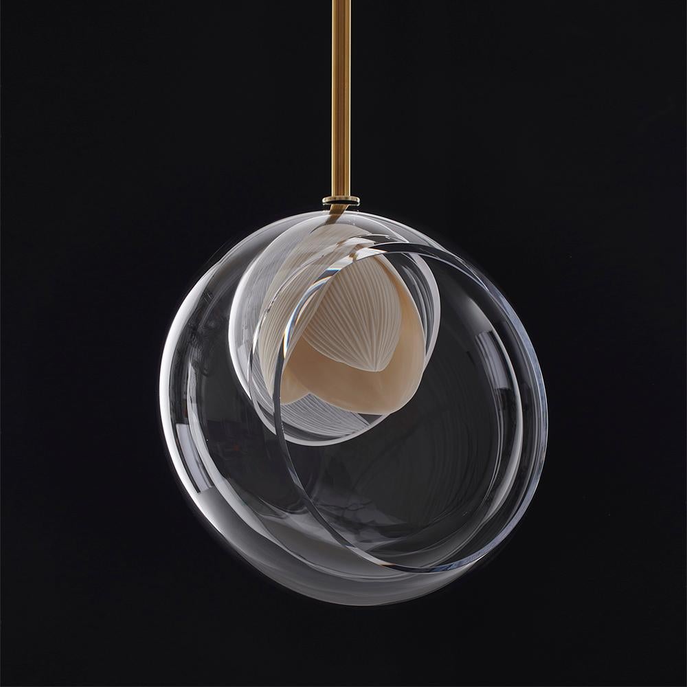 Vetro, porcellana, lampadina LED G9 dimmerabile e raccordo in ottone e raccordo in ottone
La luce di Gem è definita dall'interazione visiva tra l'anima in ceramica lavorata a mano e il
vetro esterno. Strati di componenti in ceramica intagliati a
