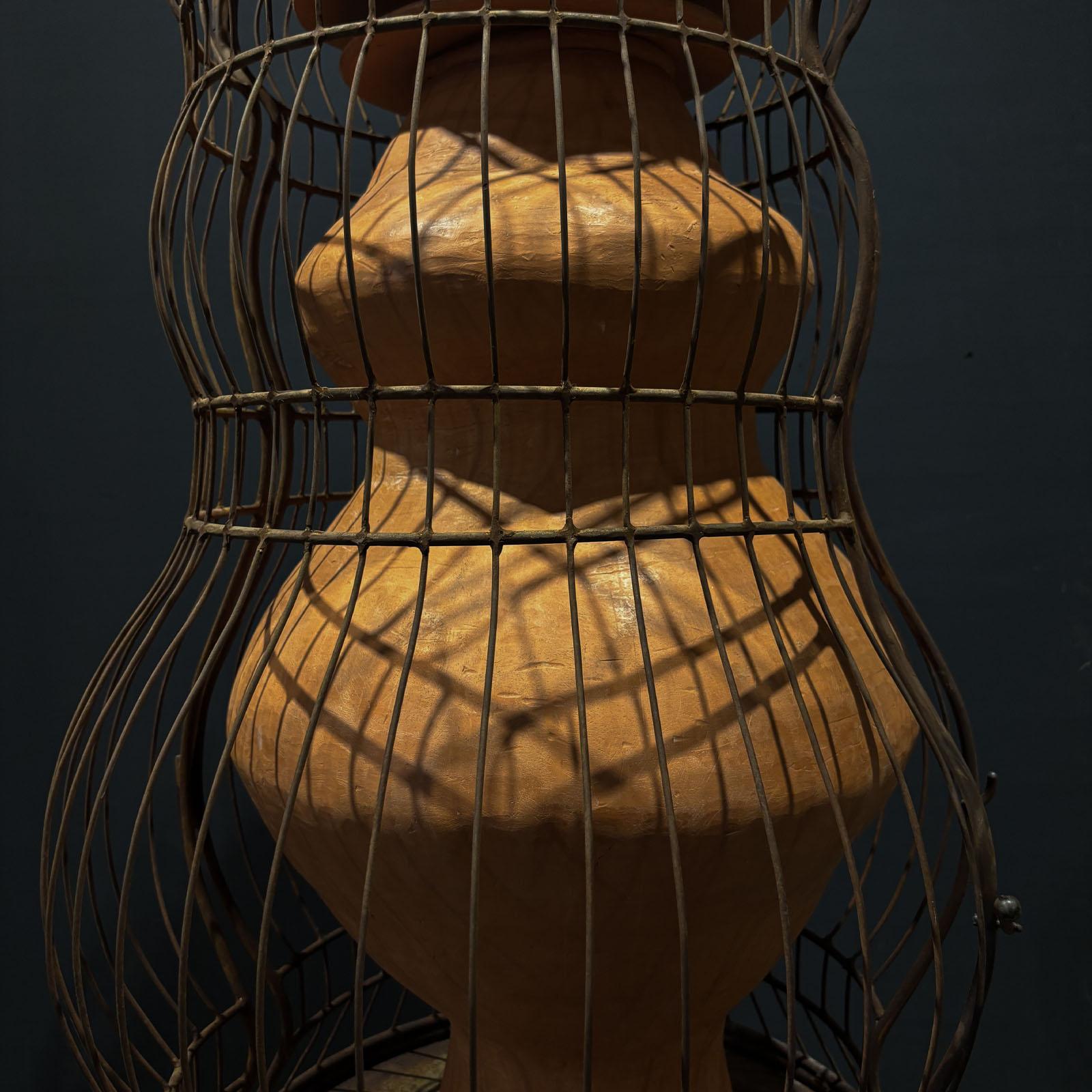 Terracotta Scultura in terracotta con gabbia in ferro forgiata a mano di Manu Crotti in vendita