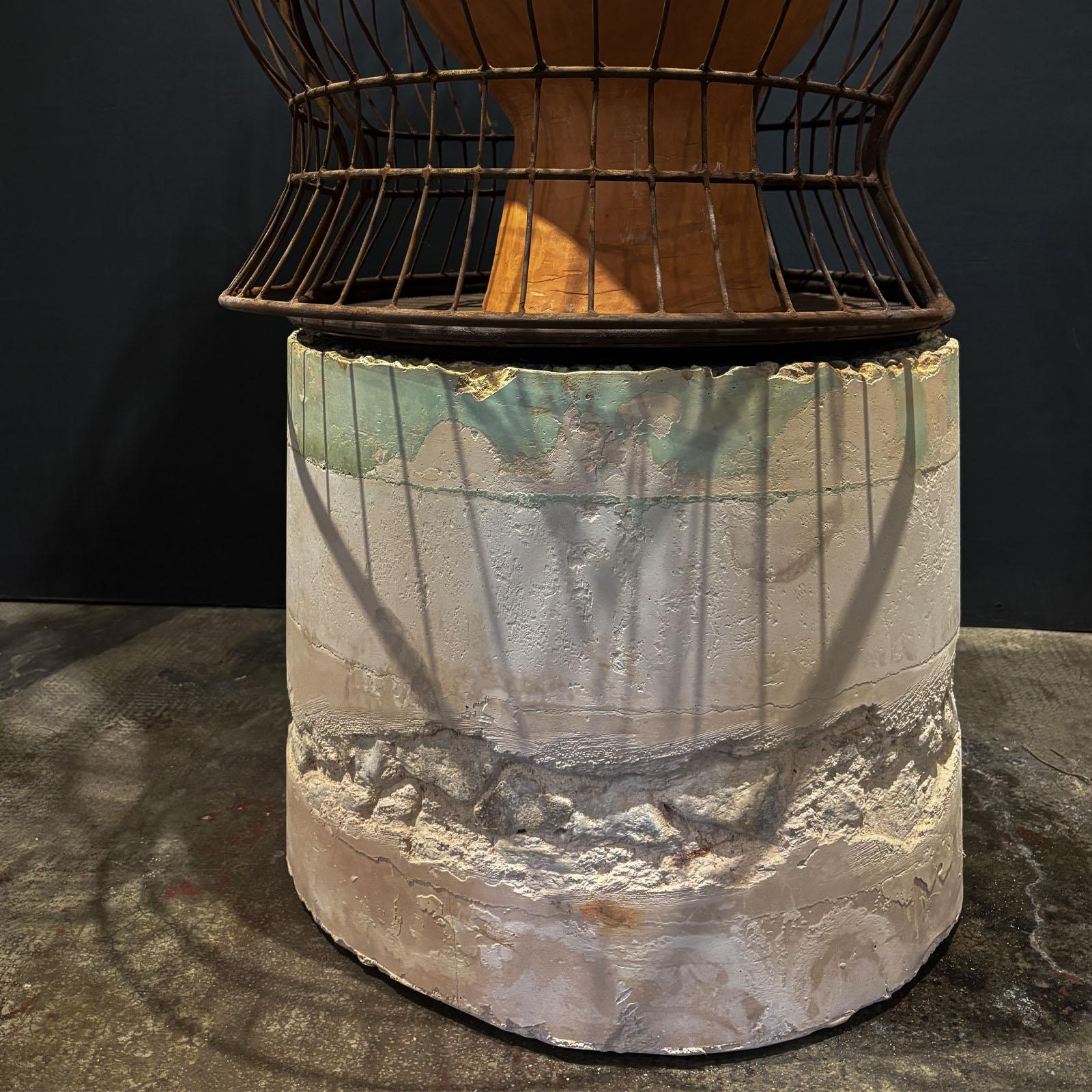 Scultura in terracotta con gabbia in ferro forgiata a mano di Manu Crotti in vendita 1