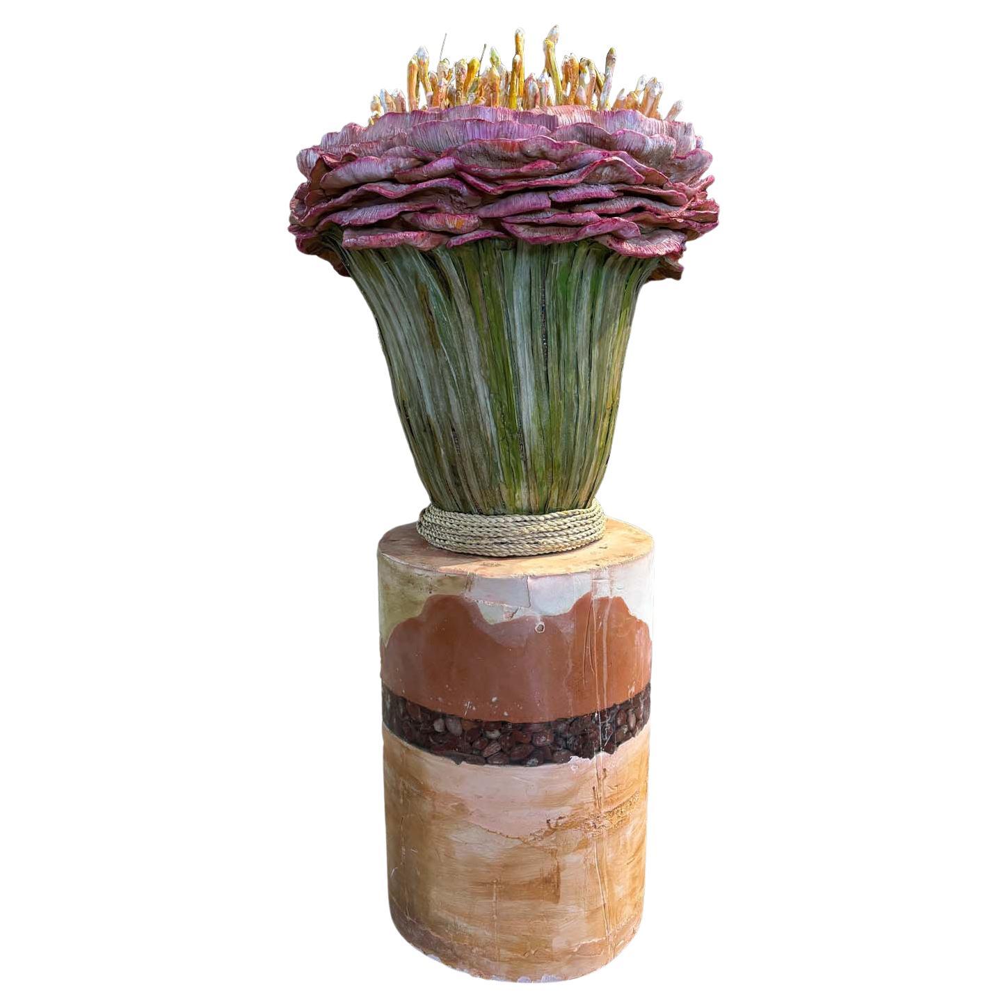 Scultura a mano contemporanea in terracotta a forma di fiore di Manu Crotti