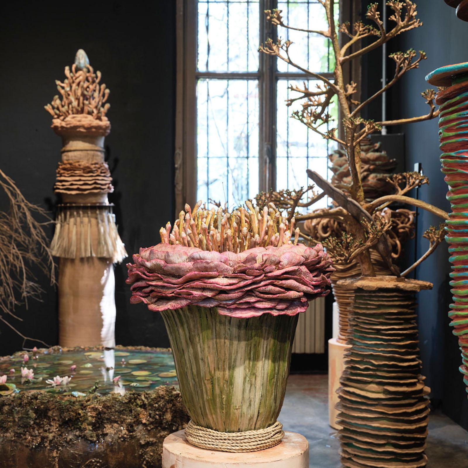 Scultura a mano contemporanea in terracotta a forma di fiore di Manu Crotti in vendita 2