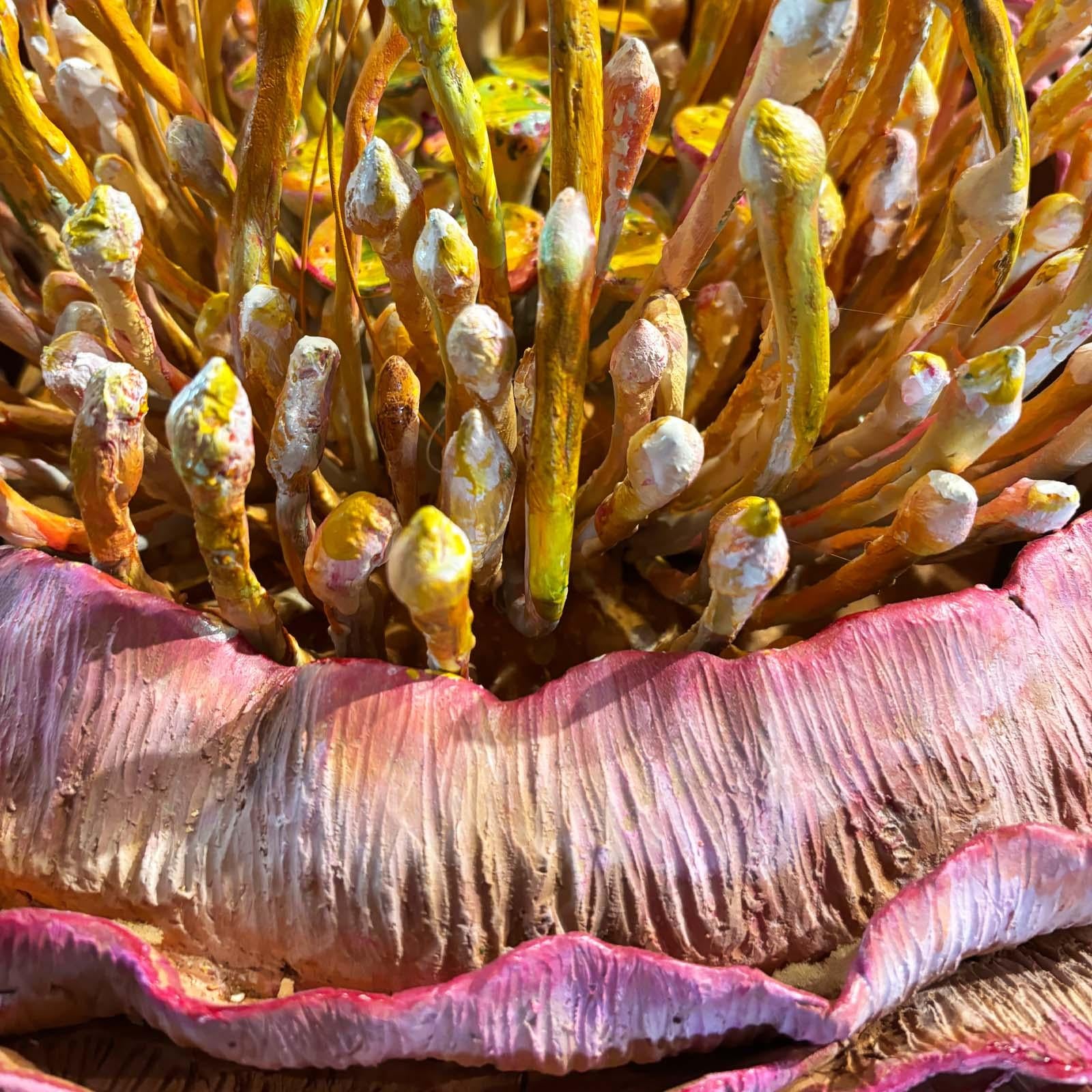 Arts and Crafts Scultura a mano contemporanea in terracotta a forma di fiore di Manu Crotti in vendita