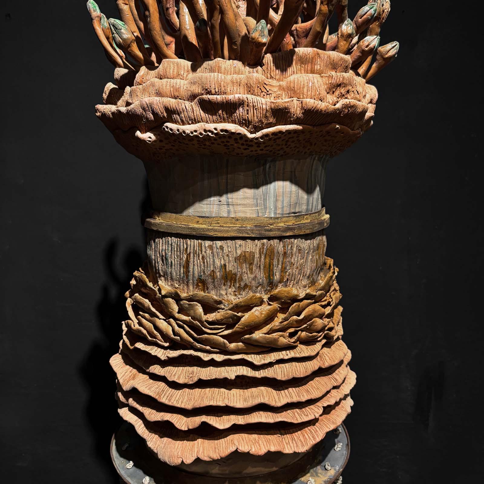 Spagnolo Albero della Vita in terracotta e paglia scolpito a mano da Manu Crotti in vendita