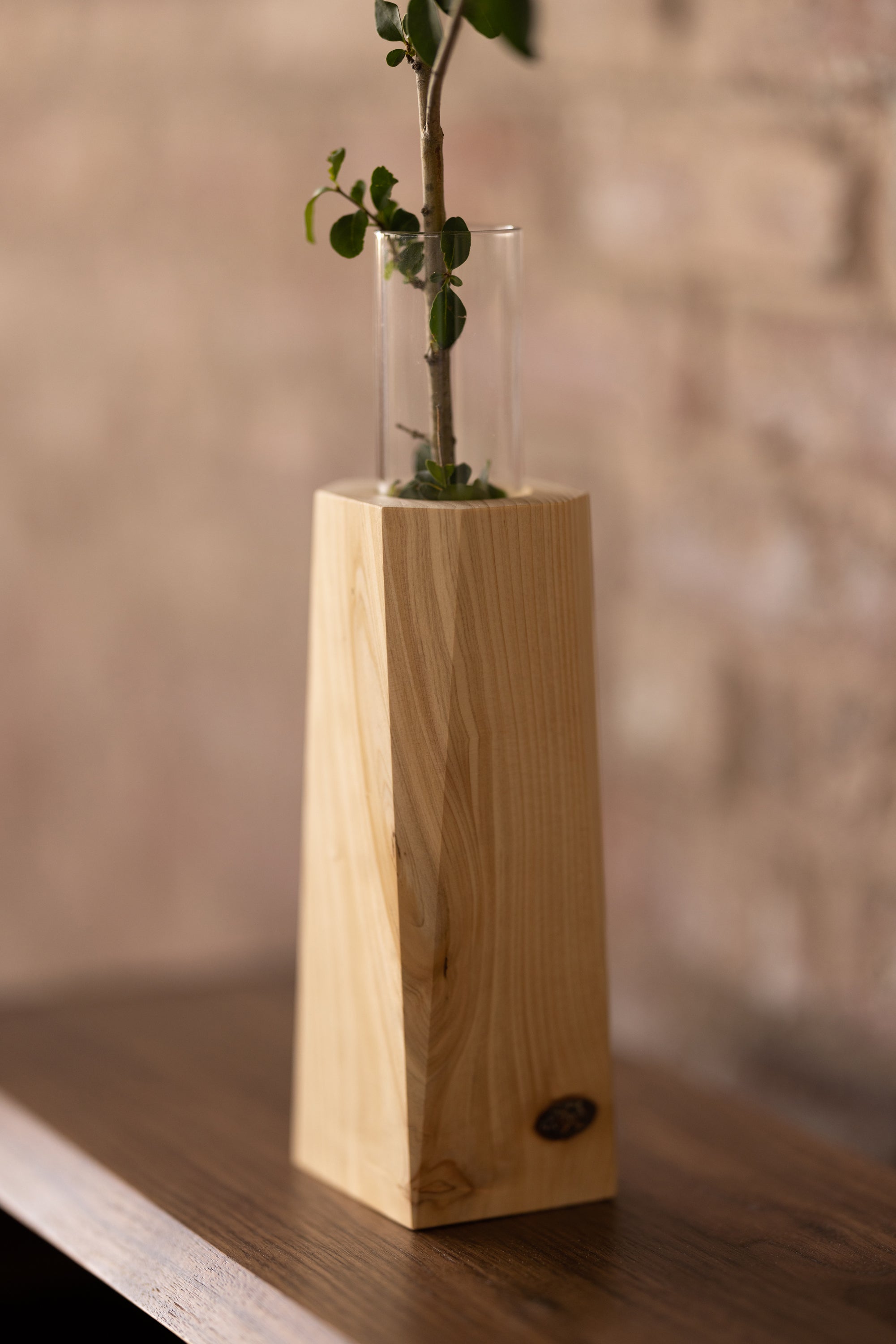 Vase aus Zypressenholz und Glas  Facettierte Blumenvase von Alabama Sawyer