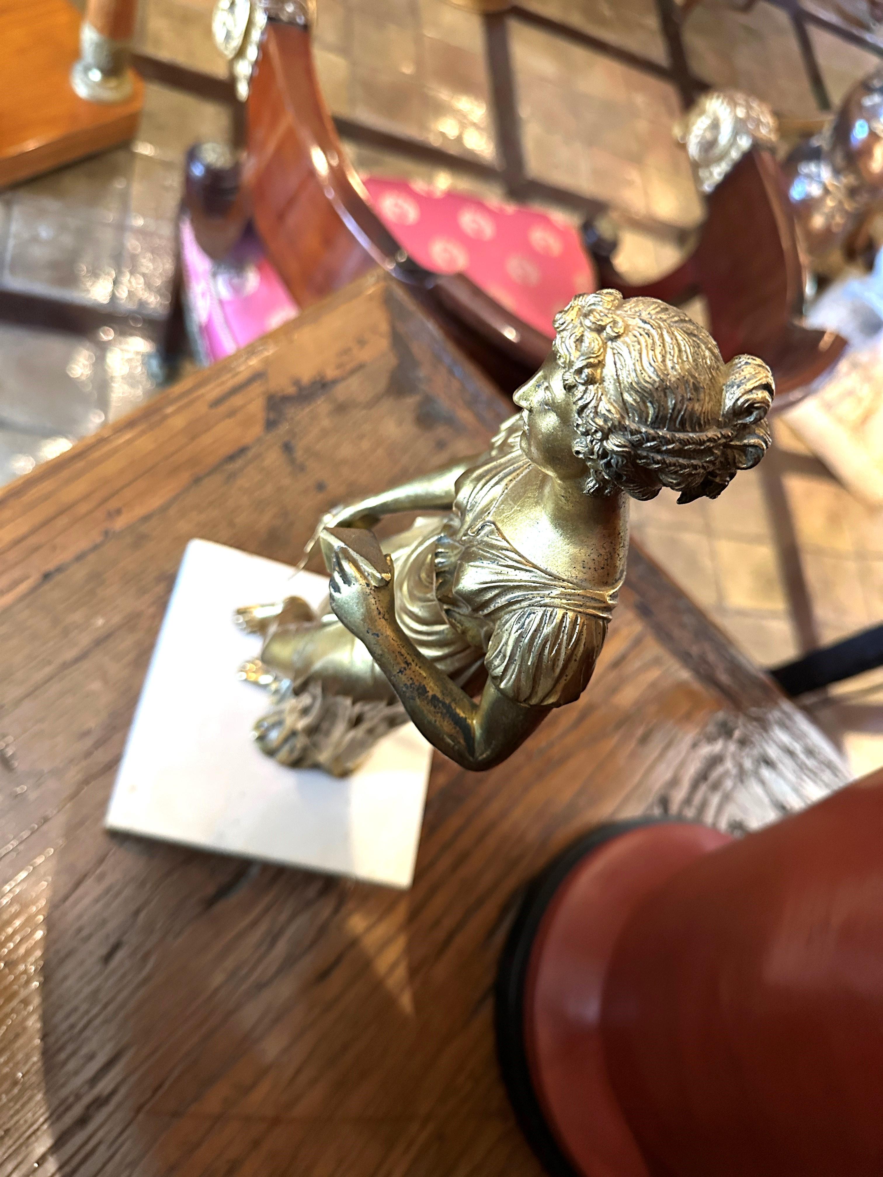 Bronzo Coppia di figure femminili in bronzo dorato francese del XIX secolo Science & Art Decor in vendita