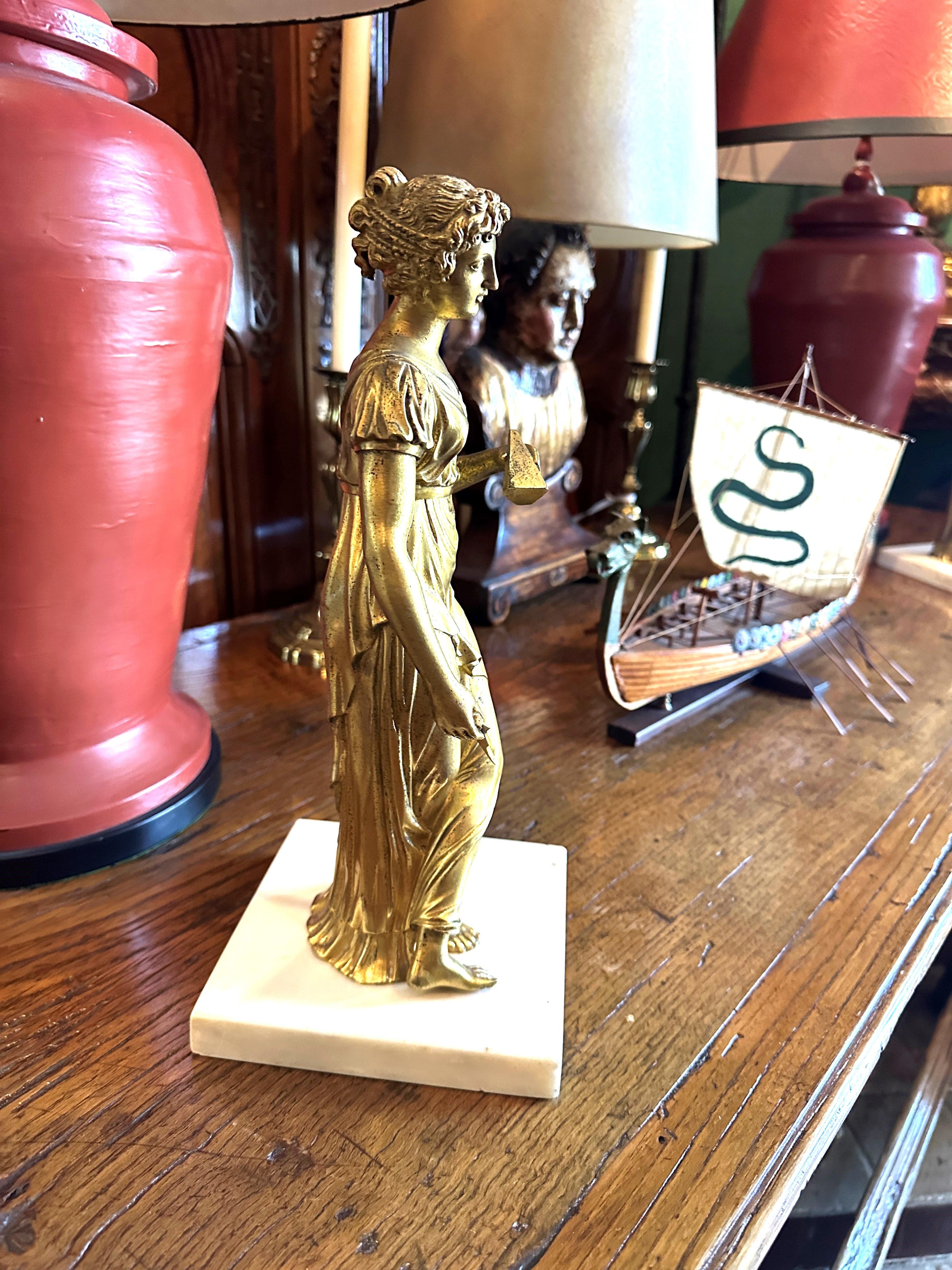 Francese Coppia di figure femminili in bronzo dorato francese del XIX secolo Science & Art Decor in vendita