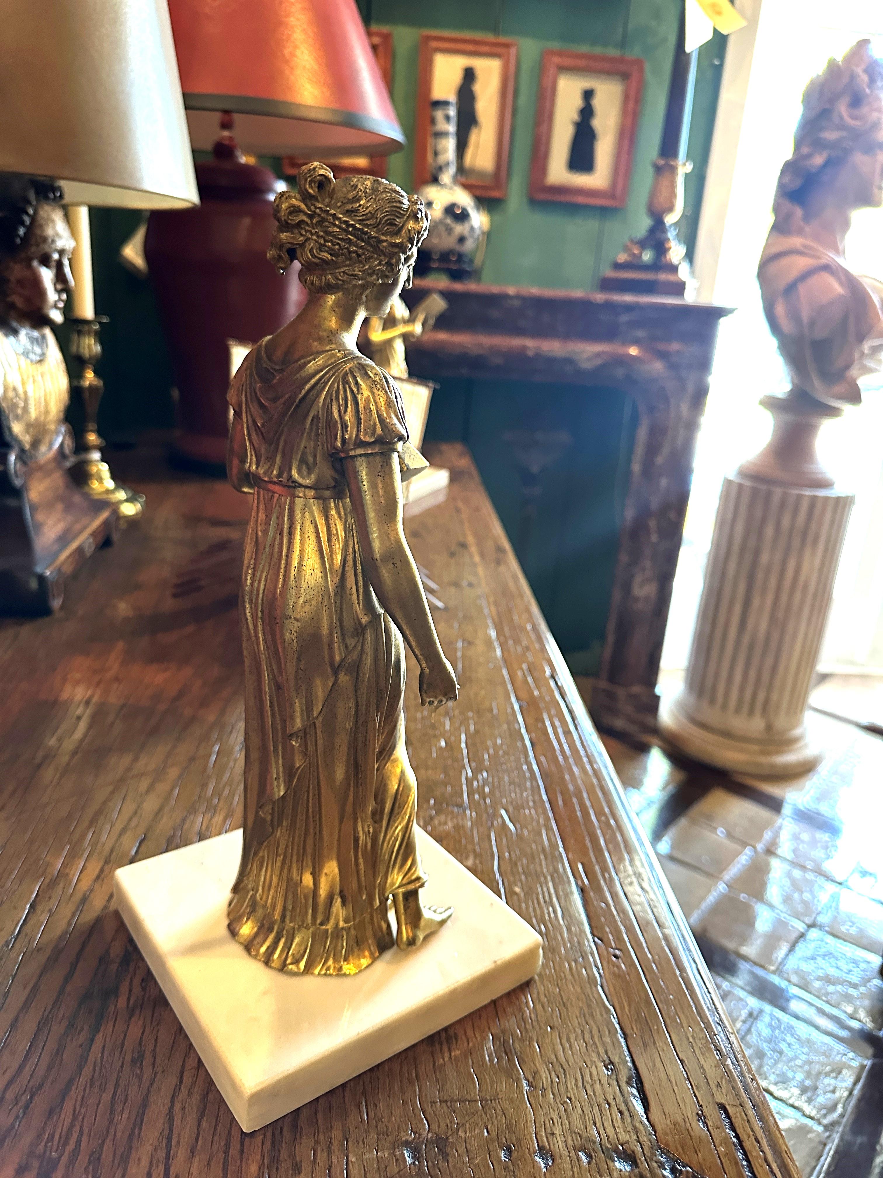 Intagliato Coppia di figure femminili in bronzo dorato francese del XIX secolo Science & Art Decor in vendita