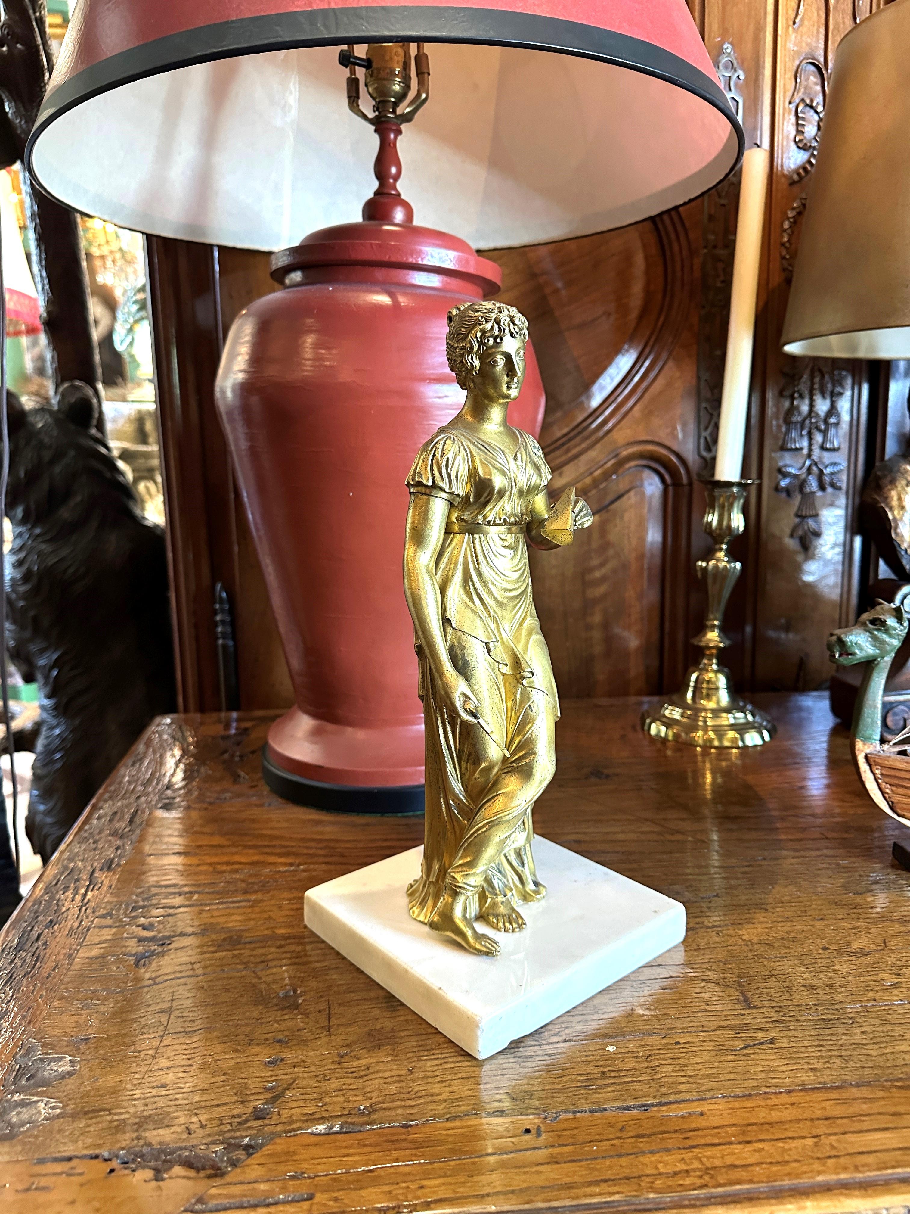 Coppia di figure femminili in bronzo dorato francese del XIX secolo Science & Art Decor . Sculture di donne nella scienza e nella matematica dell'inizio e della metà del XIX secolo  e i campi d'arte innalzati su plinti quadrati di marmo bianco.

Bei