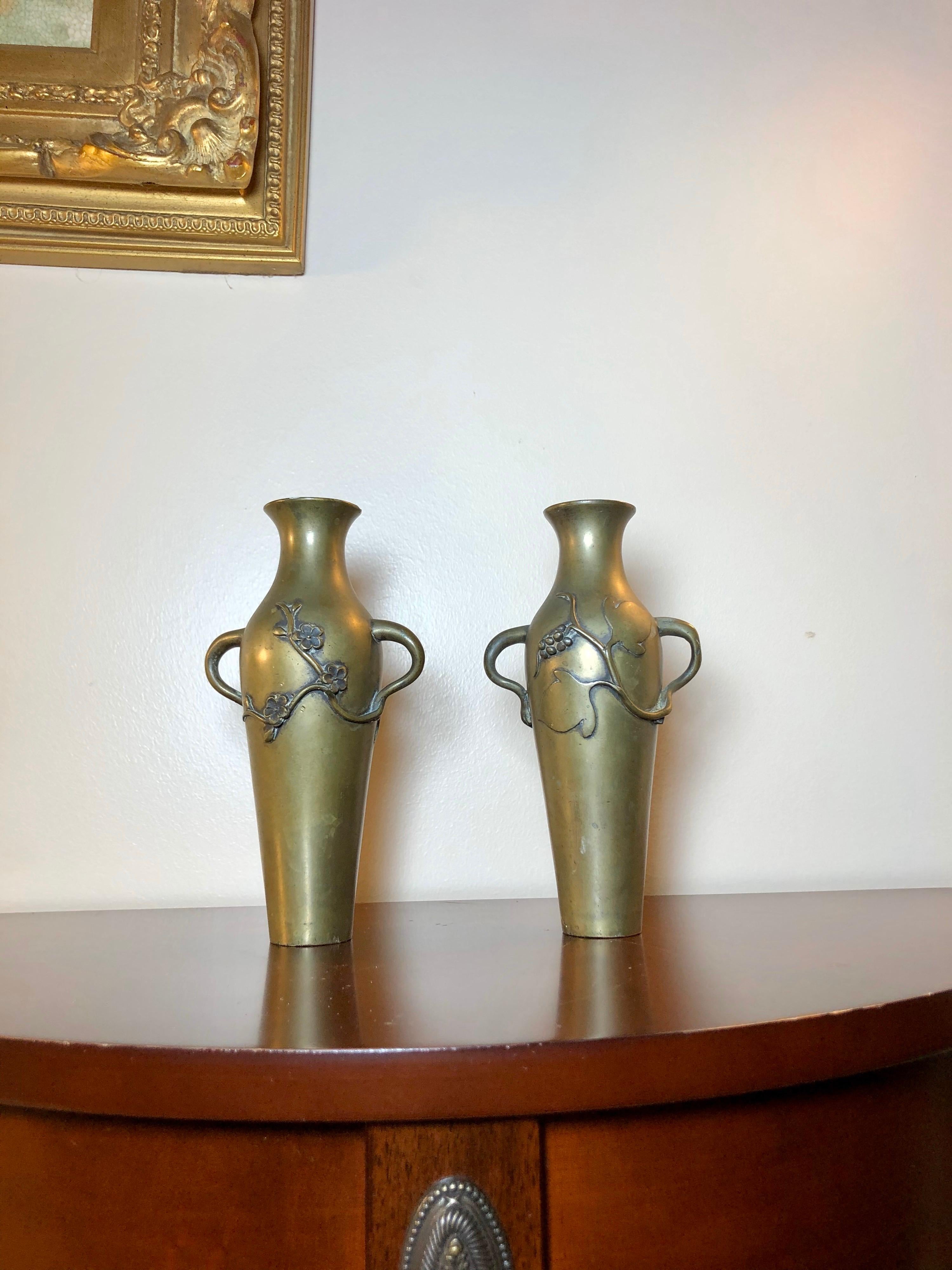 Pair of Handmade Meiji Era Bronze Art Nouveau Vases, Flowers and Grapevine For Sale 11