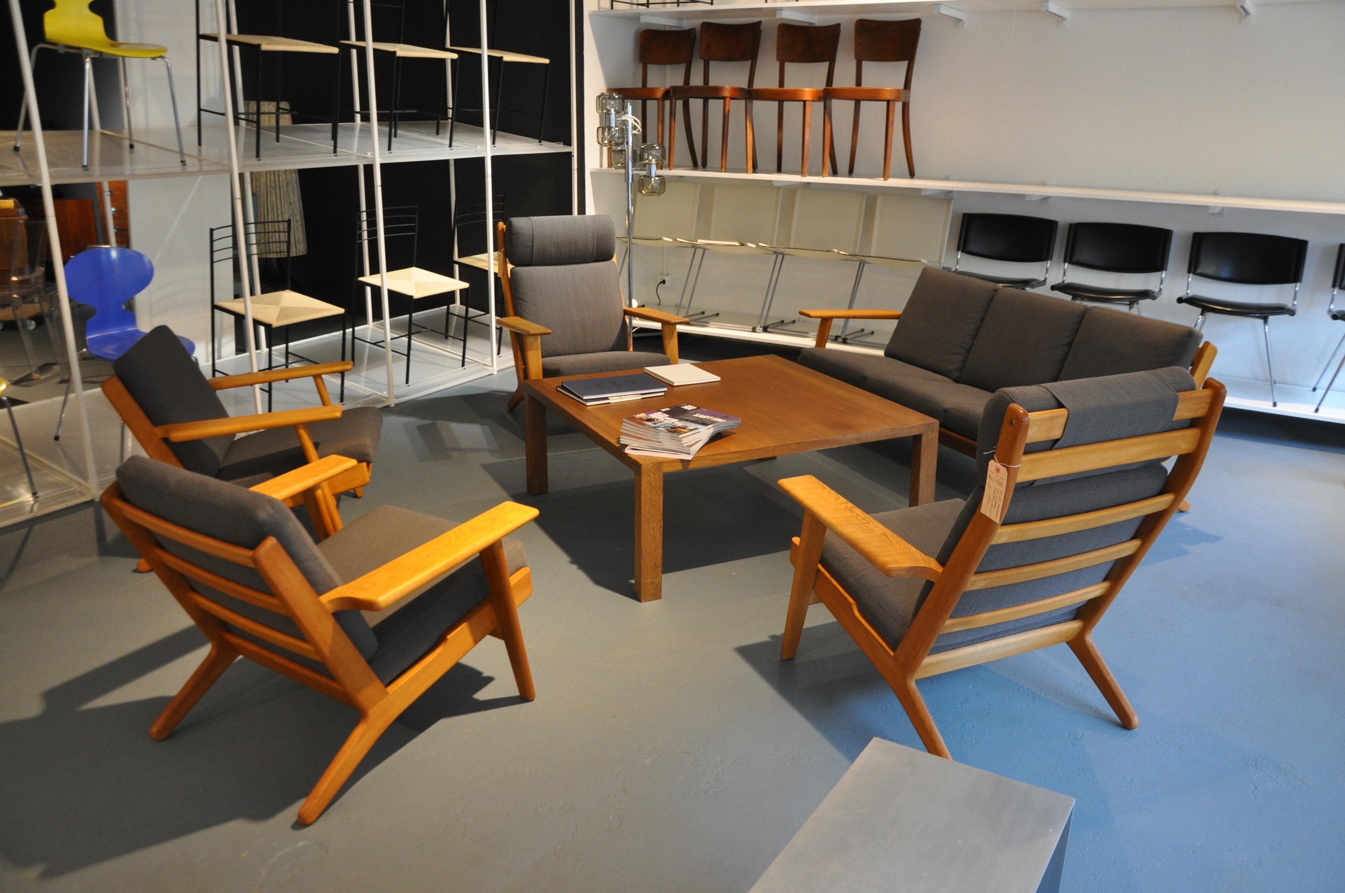 Impressive Hans J. Wegner Living Room Set in Oak and Grey Fabric 4