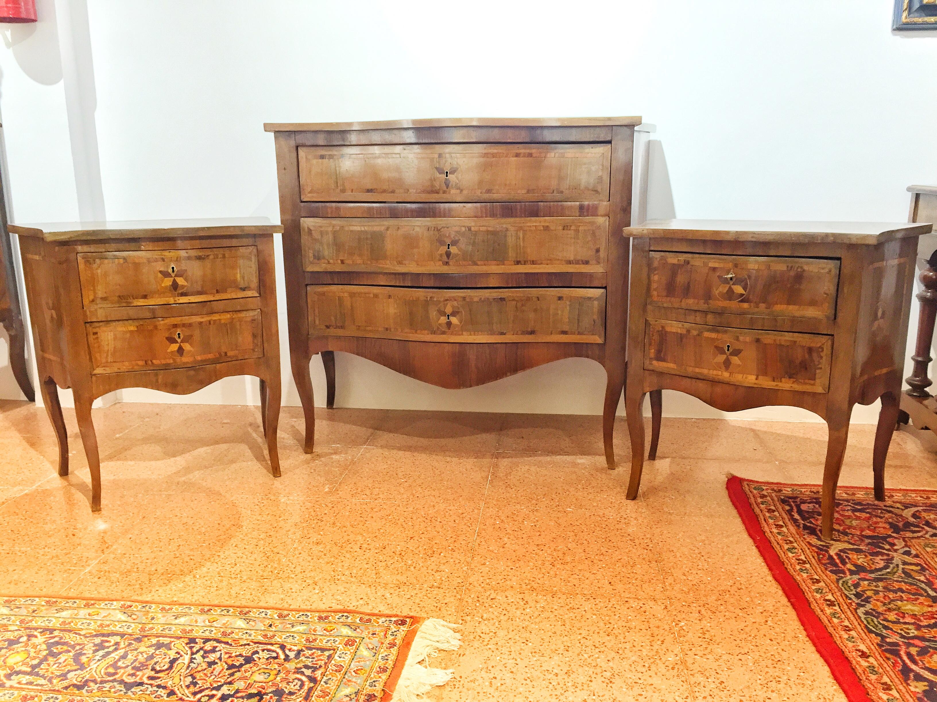 Italian inlaid commode dresser commode and two bedside tables, early 20th century. Walnut, with six working keys and three drawers.

Badside tables measures: 
Depth: 40 cm
Width: 67 cm
Height: 70 cm

Beautiful chest of drawers with two bedside