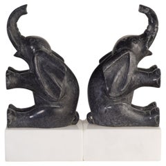Paar seltene italienische geschnitzte Elefanten-Buchstützen aus Alabaster und Marmor, Mitte des Jahrhunderts