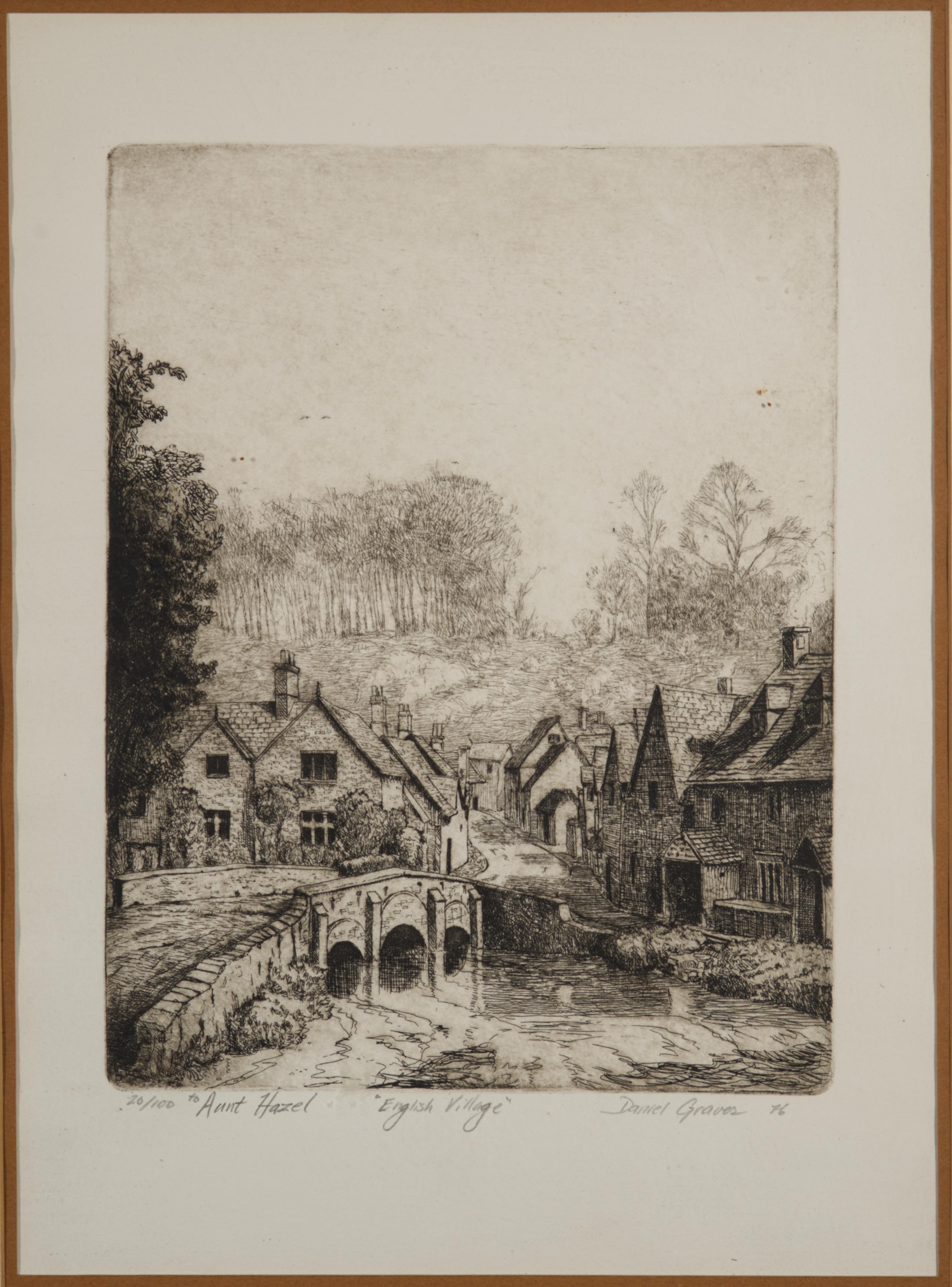 Die Originalradierung auf Papier zeigt eine alte Steinbrücke, die zu den traditionellen alten englischen Cottages führt, die von Hügeln mit Feldern und Bäumen in einer zeitlosen englischen Landschaft umgeben sind.

Die Radierung ist vom Künstler am