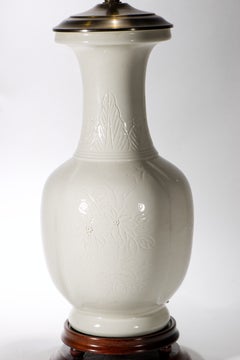Lámpara de mesa con forma de urna «Blanc De Chine», con decoración de estilo chinoiserie grabada, década de 1950