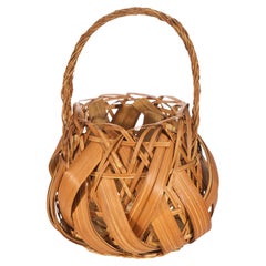 Cesta japonesa de bambú trenzado con asa, período Meiji, principios del siglo XX