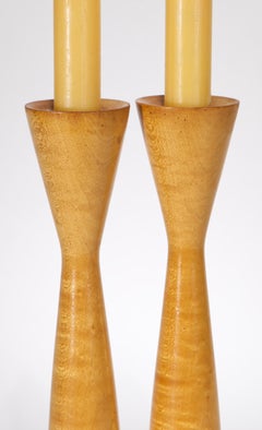 Par de candelabros de estilo moderno escandinavo, de madera maciza de arce flameado y latón