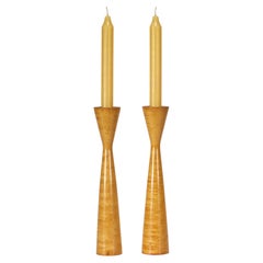 Paire de bougeoirs de style moderne scandinave en bois d'érable flammé massif et en laiton