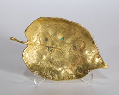 Plateau sculpté en laiton représentant une feuille de tilleul, fabriqué par Virginia Metalcrafters dans les années 1950