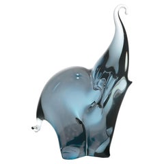 Sculpture d'éléphant en verre bleu sarcelle de la marque Reijmyre (Suède), brille sous les rayons UV, marquée