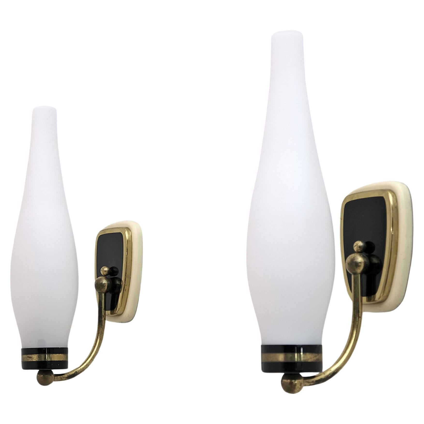 Lámparas italianas de latón y cristal opalino de estilo moderno de mediados de siglo Stilnovo