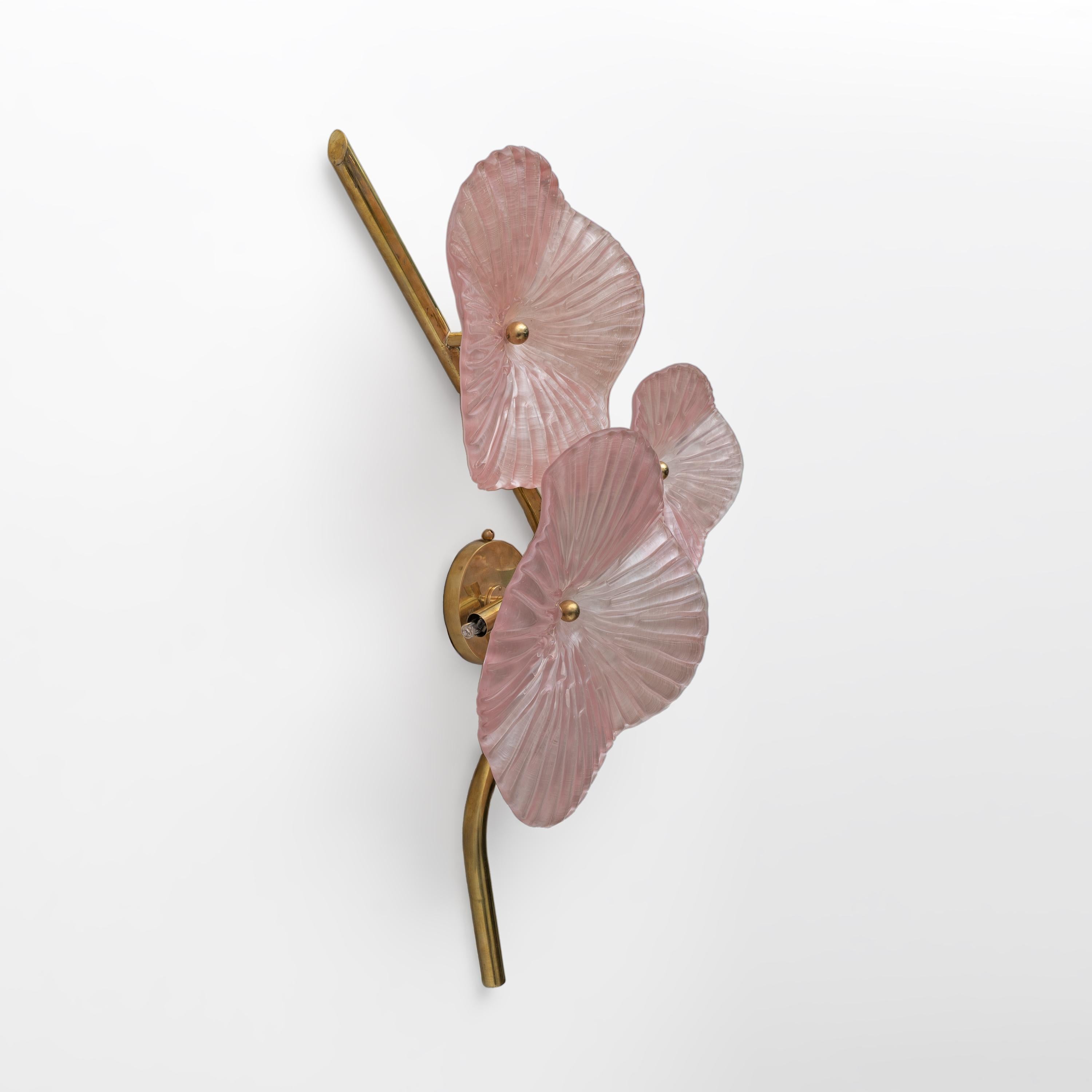 Fine XX secolo Coppia di lampade moderne in vetro artistico di Murano rosa perlato e ottone in vendita