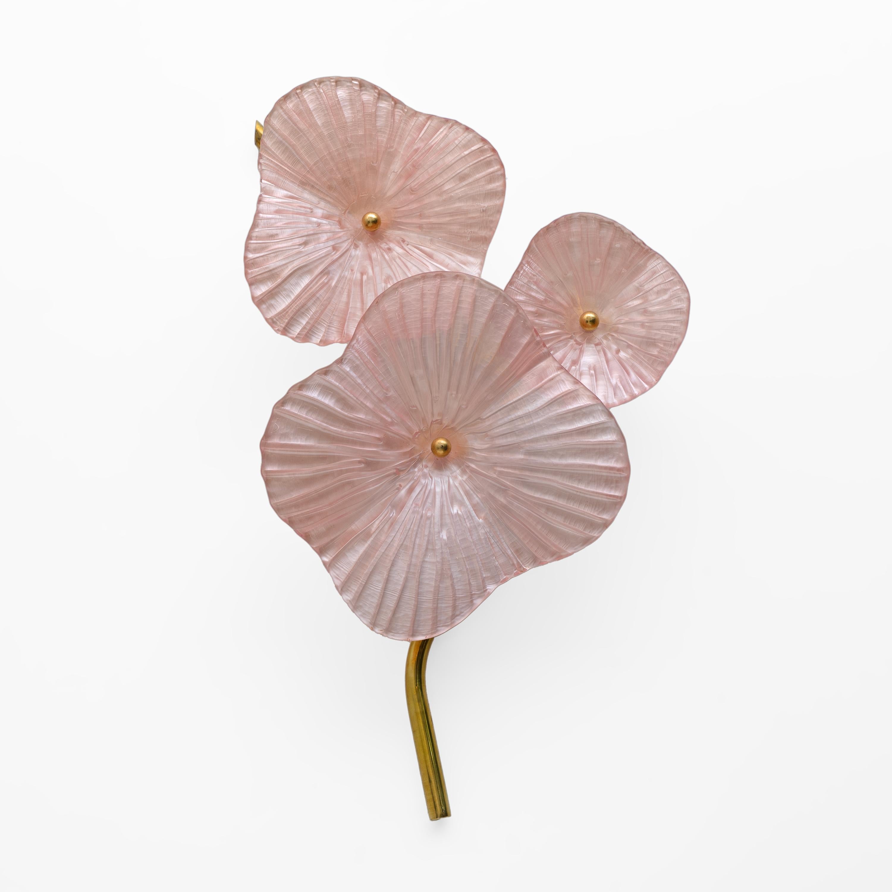 Ogni singola foglia è realizzata a mano con vetro soffiato di Murano di alta qualità; ecco perché ogni foglia è leggermente diversa dall'altra. Colore entusiasmante, rosa perlato.
Sono illuminate da tre lampadine G9 la cui luce emette una radiazione