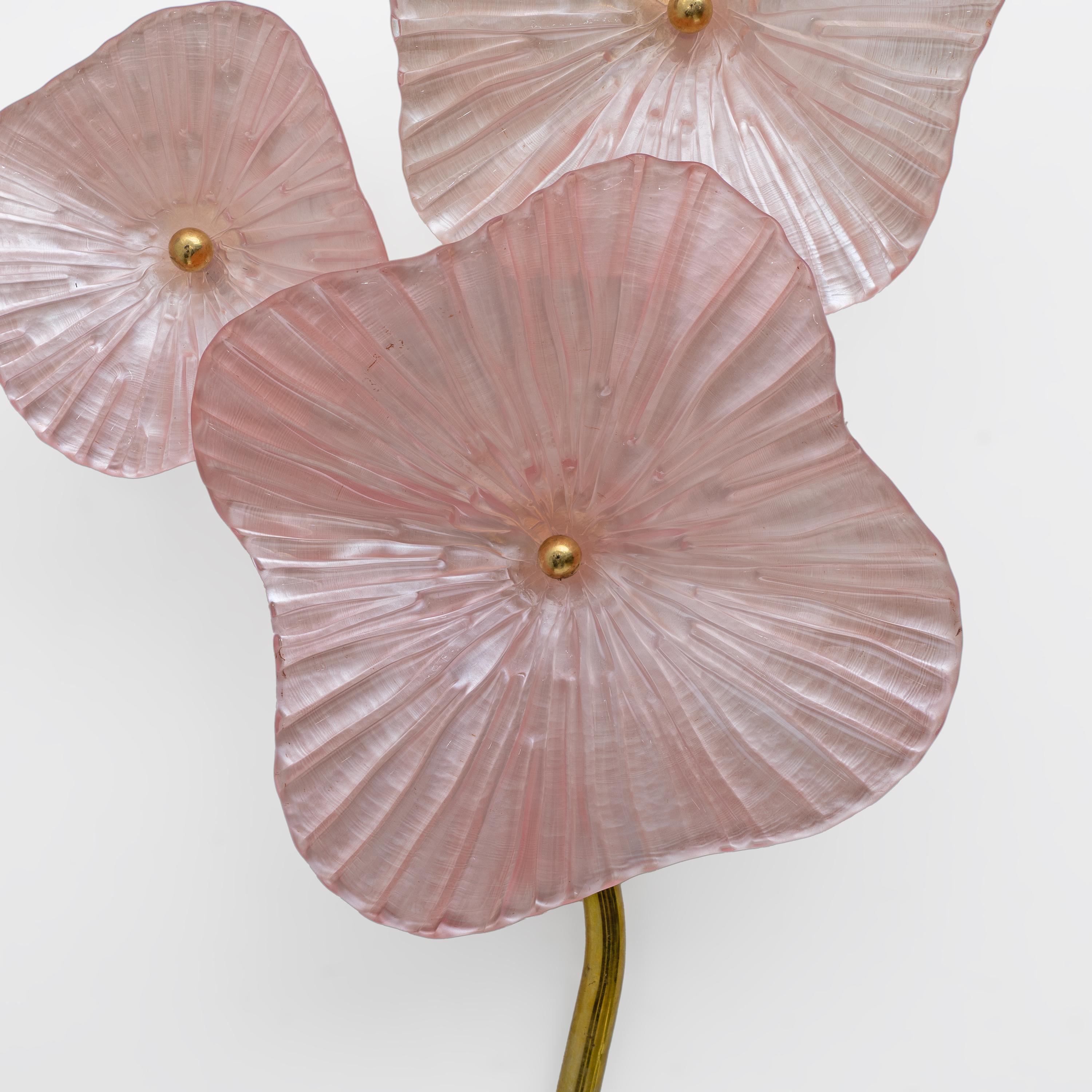 Moderno Coppia di lampade moderne in vetro artistico di Murano rosa perlato e ottone in vendita