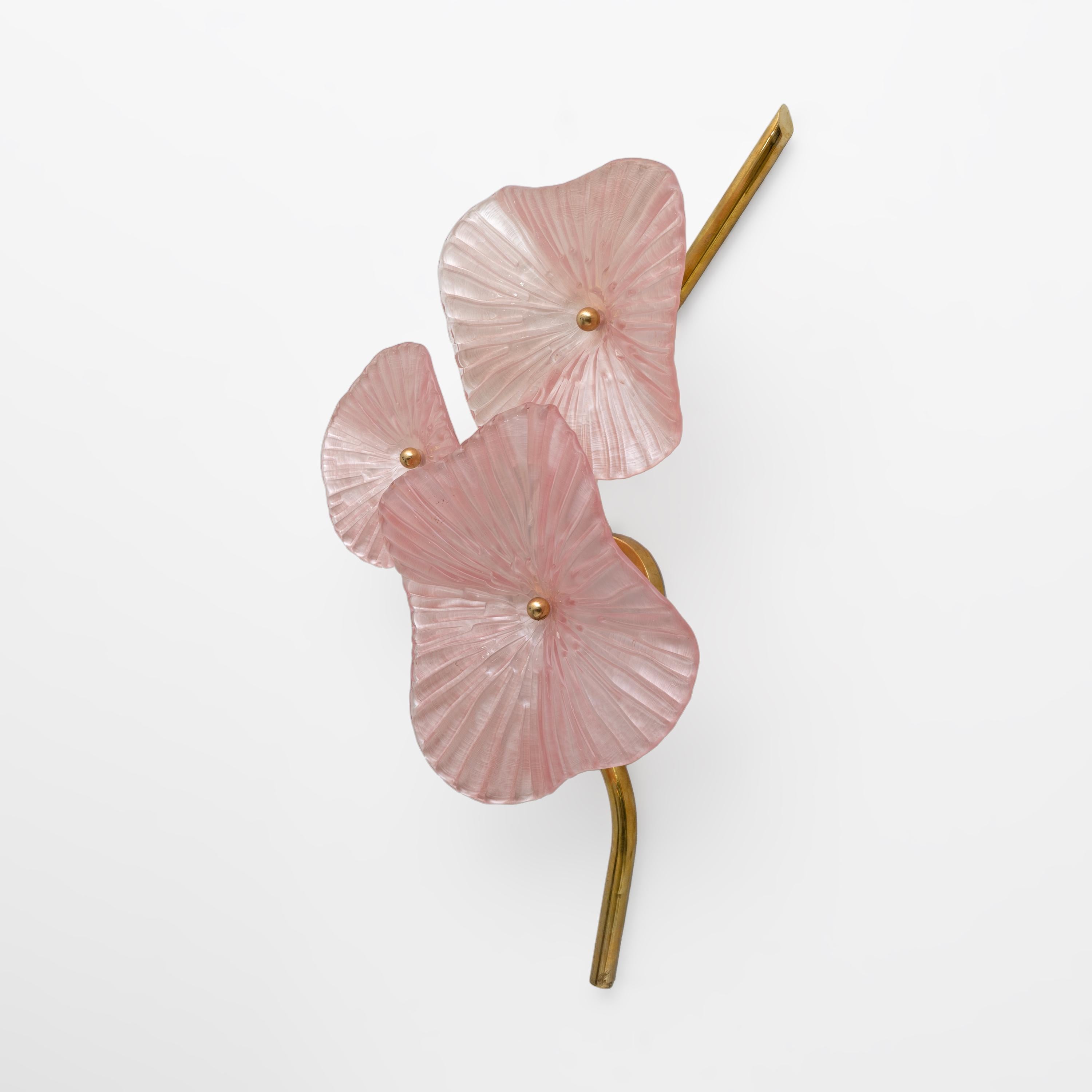 Ottone Coppia di lampade moderne in vetro artistico di Murano rosa perlato e ottone in vendita