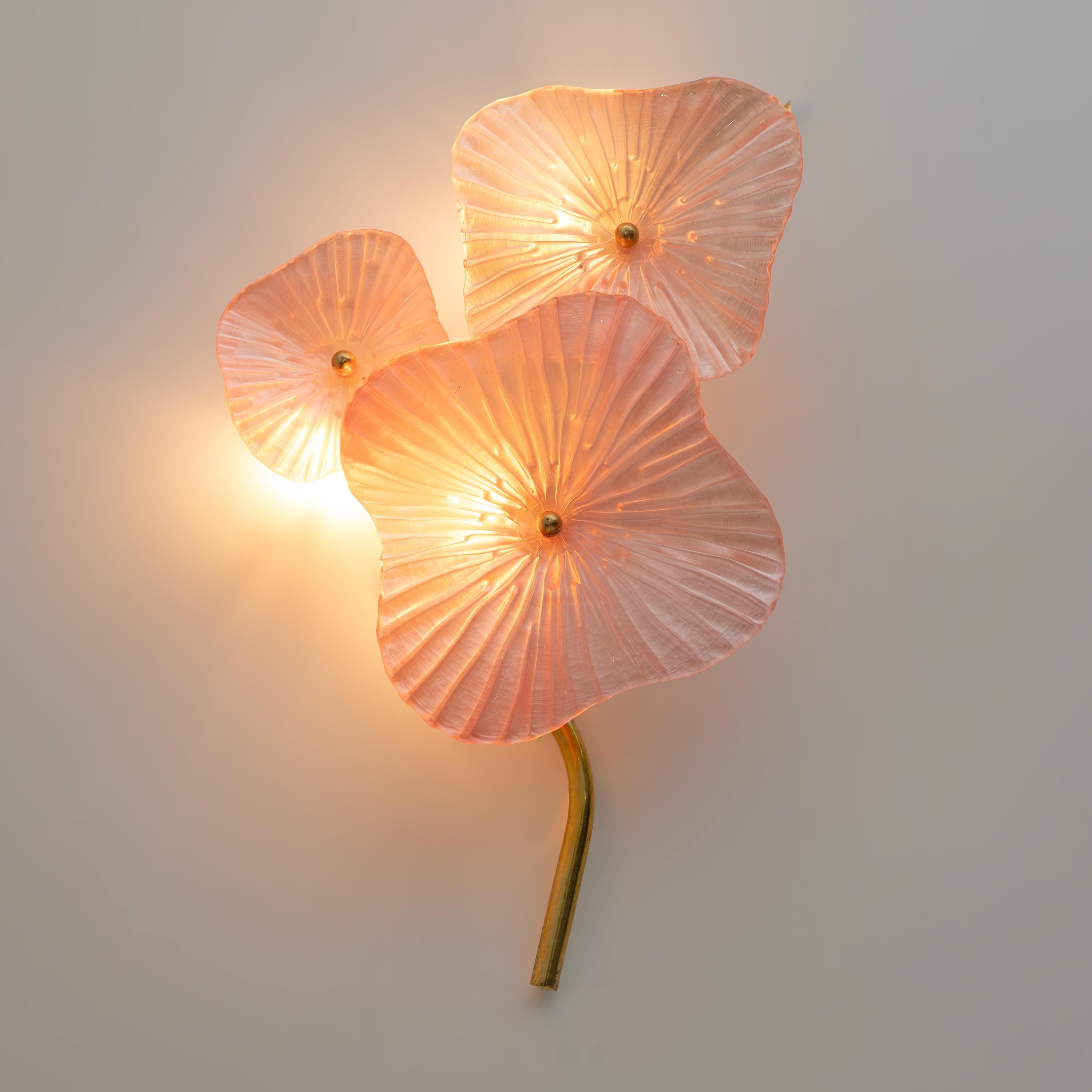 Italiano Coppia di lampade moderne in vetro artistico di Murano rosa perlato e ottone in vendita