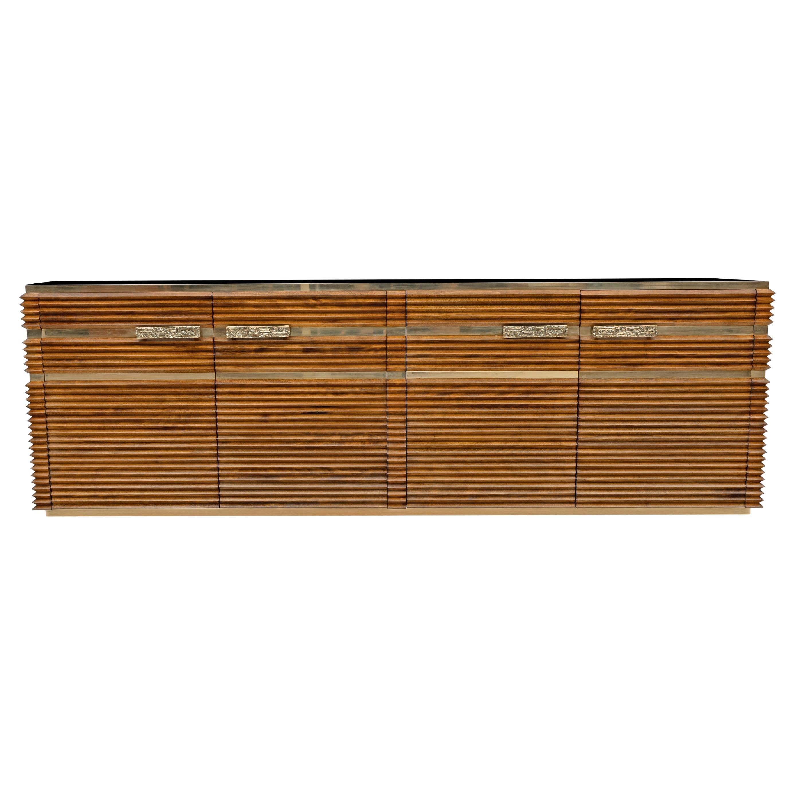 Credenza italiana di metà secolo a quattro ante con dettagli a grissino, piano in vetro nero e finiture in ottone. Completamente restaurato e pronto per arredare la tua casa.