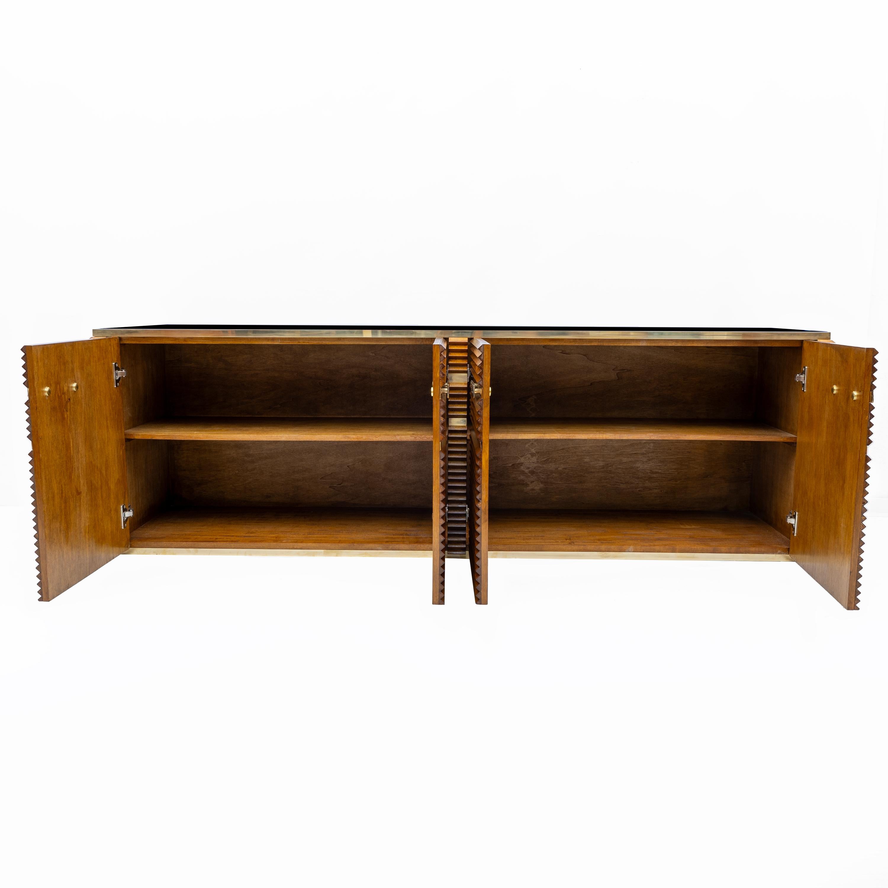 Ottone Credenza italiana moderna di metà secolo in ottone e teak, anni '70 in vendita
