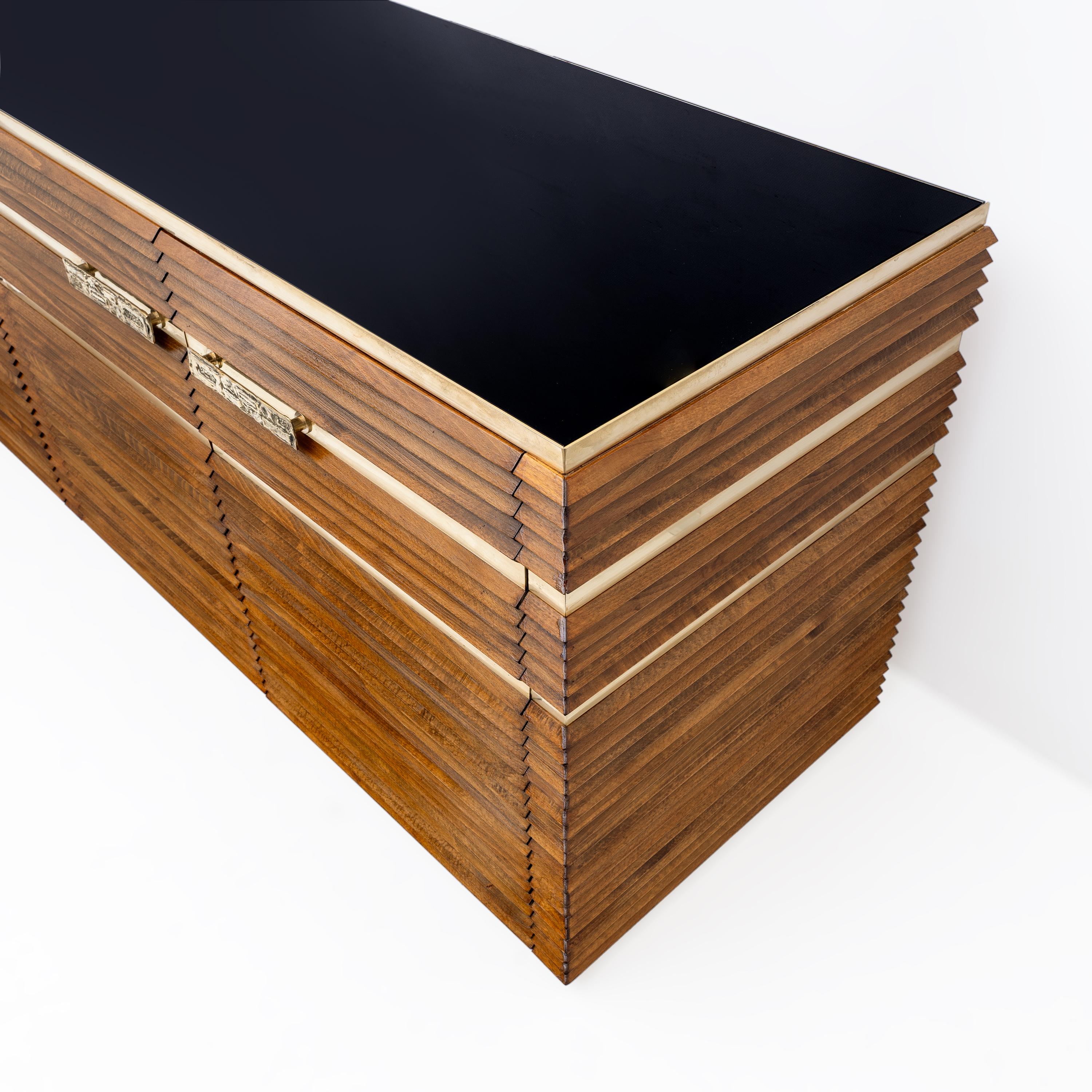 Credenza italiana moderna di metà secolo in ottone e teak, anni '70 In condizioni buone in vendita a Puglia, Puglia
