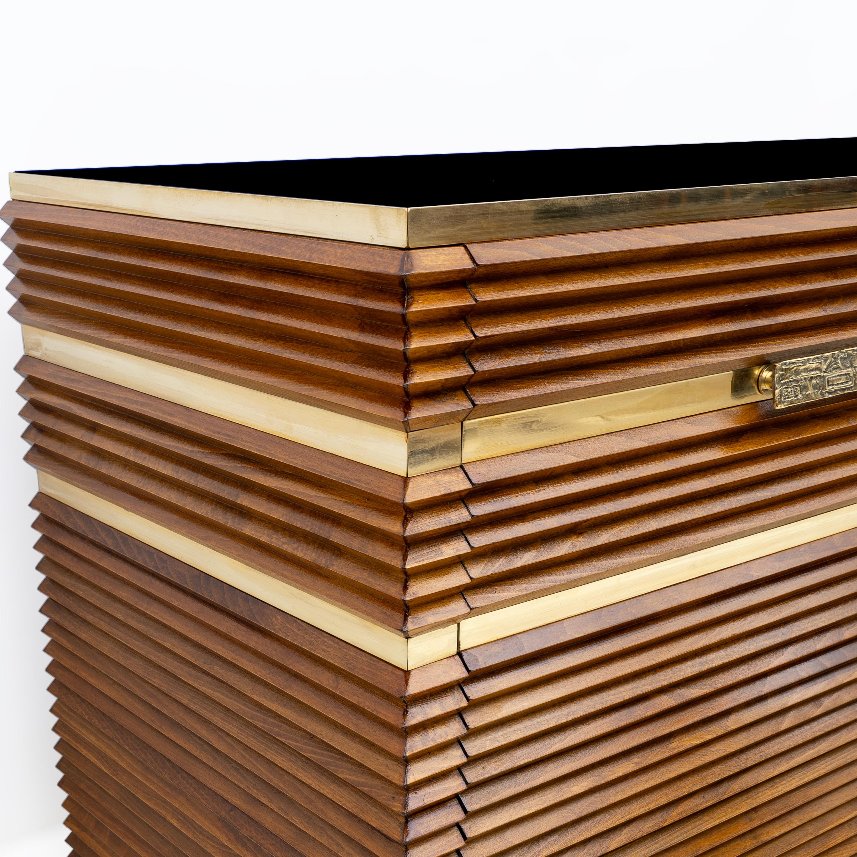 Credenza italiana moderna di metà secolo in ottone e teak, anni '70 in vendita 1