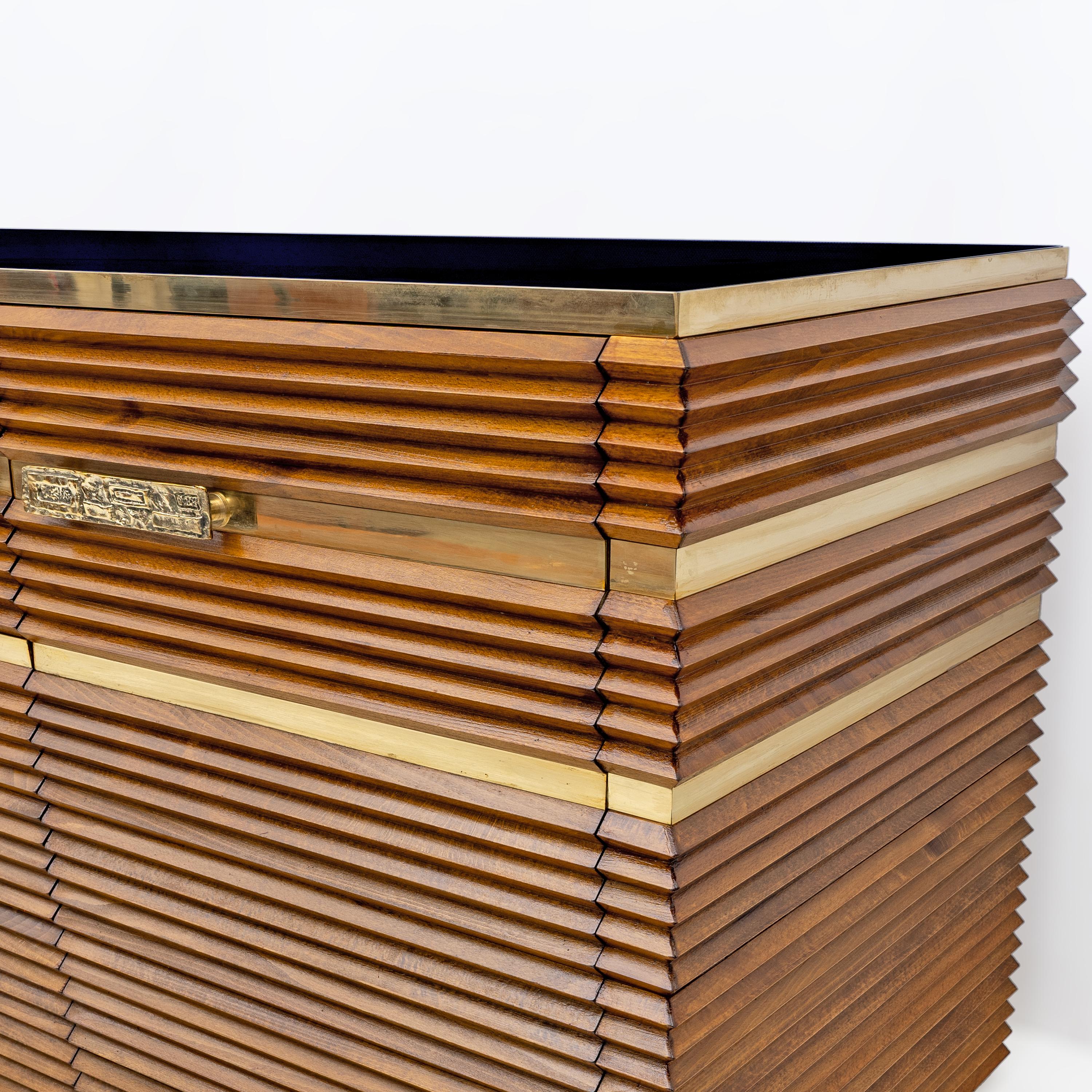 Credenza italiana moderna di metà secolo in ottone e teak, anni '70 in vendita 2
