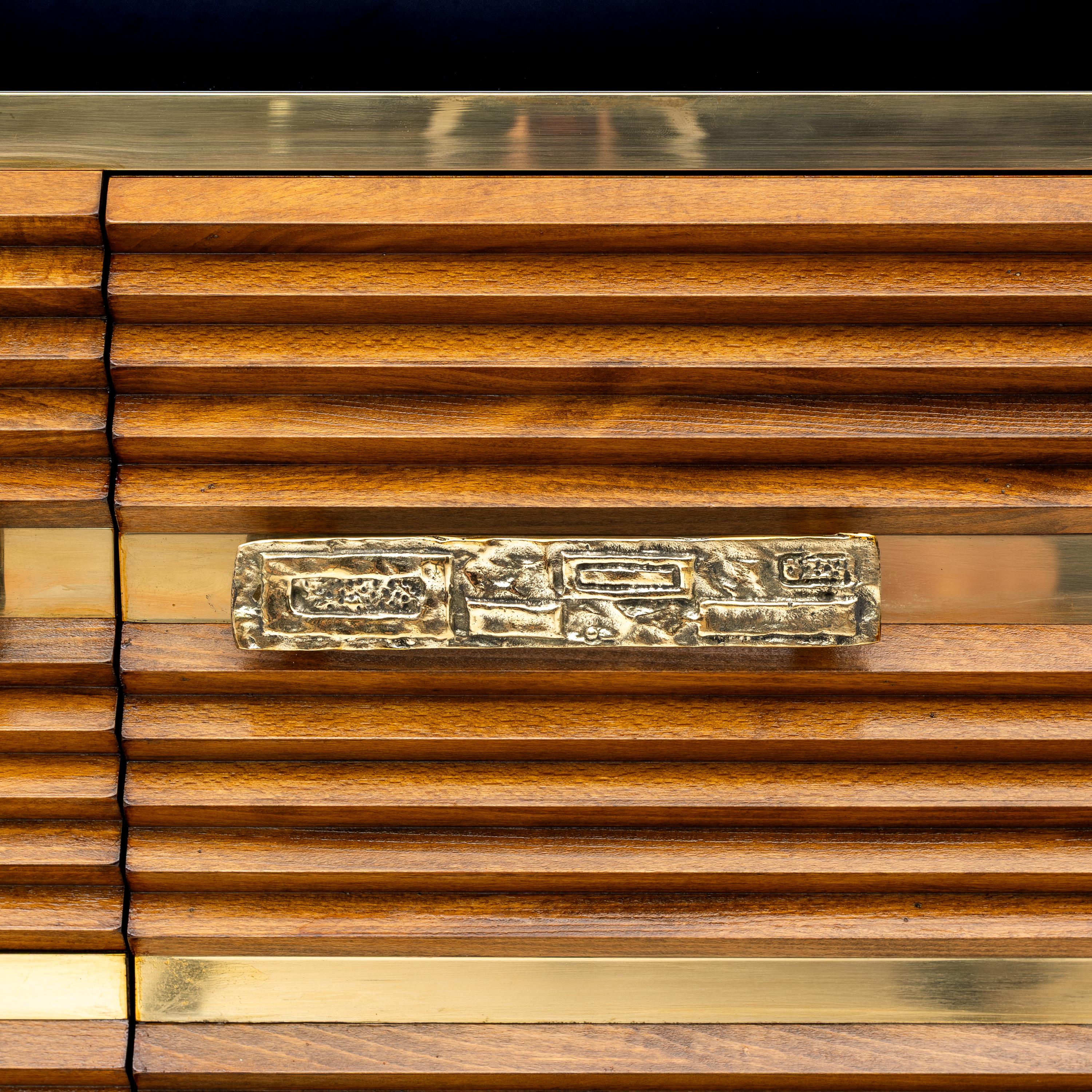 Credenza italiana moderna di metà secolo in ottone e teak, anni '70 in vendita 3