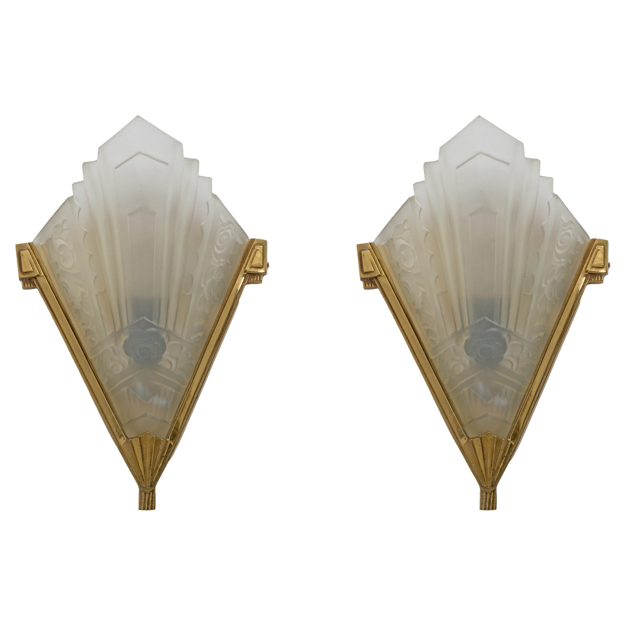 Paire d
appliques Art déco en verre pressé et laiton, France, années 1930