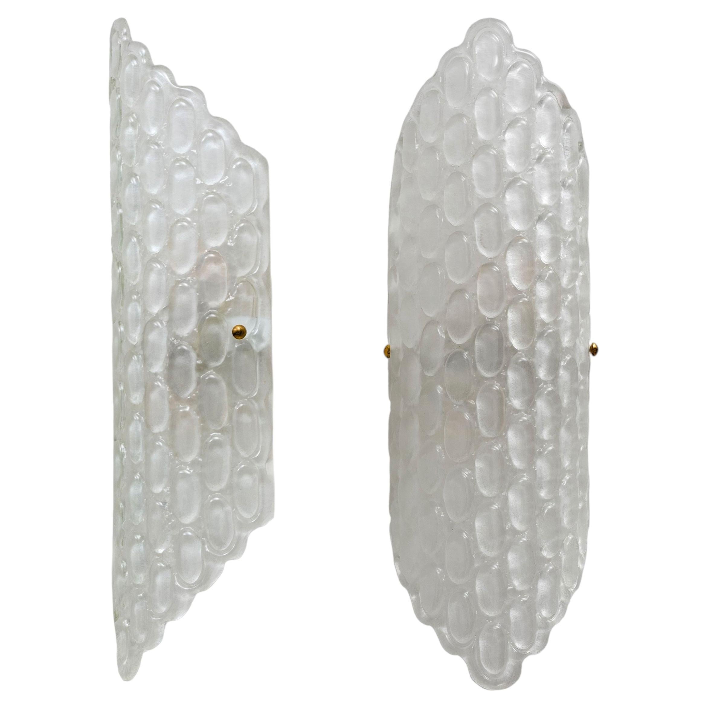 Paire d'appliques murales en verre de Murano transparent avec relief texturé en vente