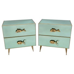 Paire de tables de chevet en verre miroir vert aqua du milieu du siècle, avec poignée en laiton en forme de poisson