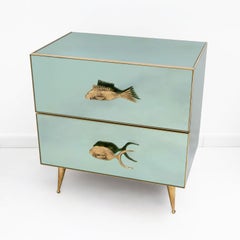 Paire de tables de chevet en verre miroir vert aqua du milieu du siècle, avec poignée en laiton en forme de poisson