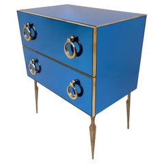 Cómoda azul con espejo y detalles de latón, estilo moderno de mediados de siglo