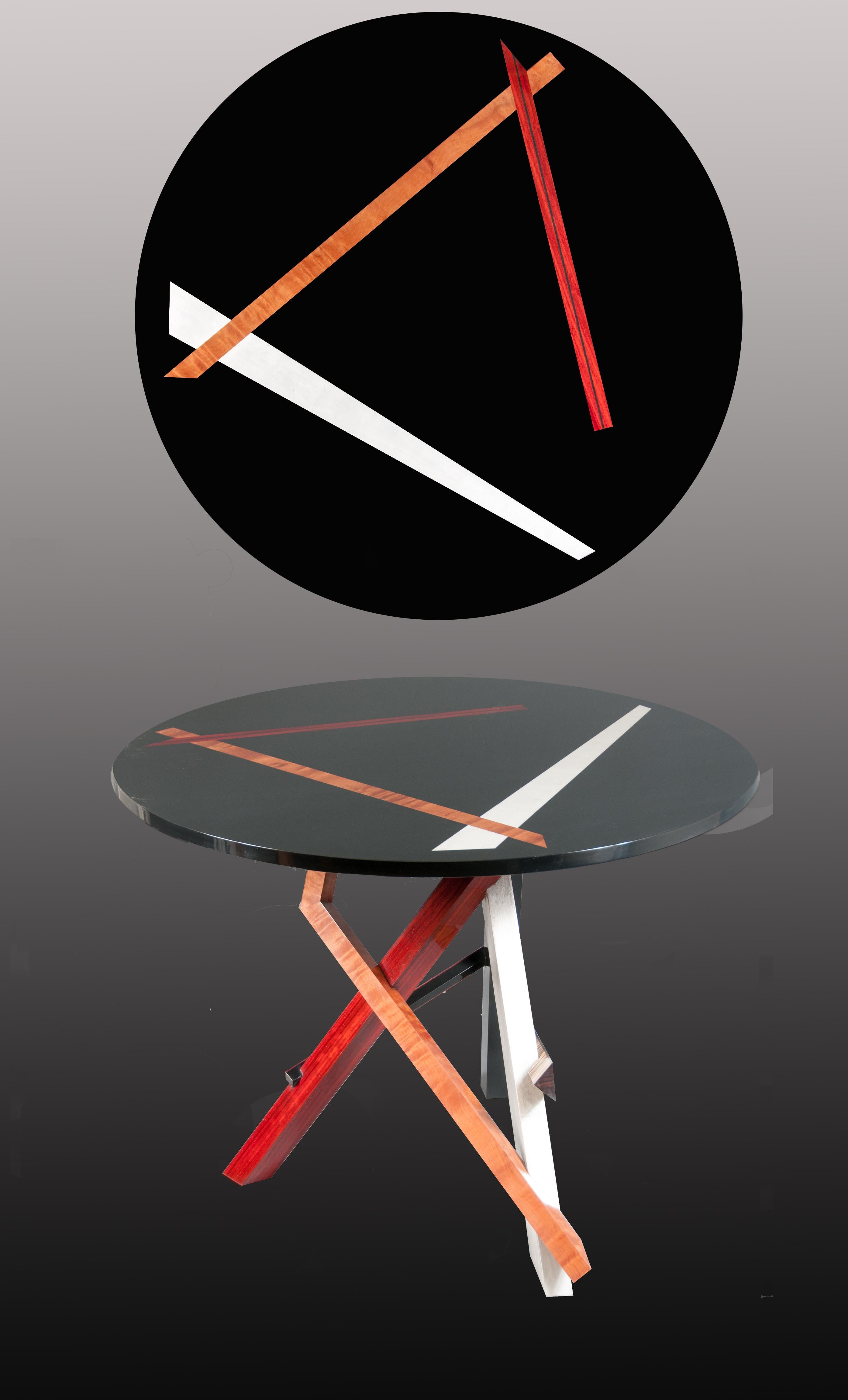 A Round Abstract Expressionism Sculptural Gilt And Colored Wood Center Table  (21. Jahrhundert und zeitgenössisch) im Angebot