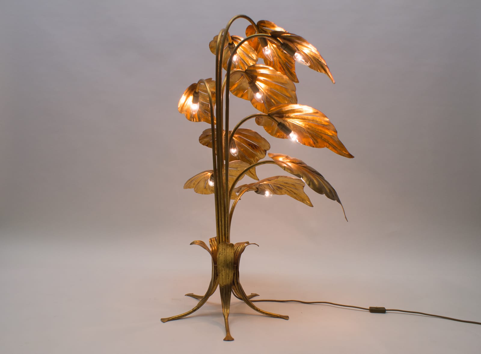 This lamp requires 10x E27 bulbs.
Very high quality workmanship with many nice details.
Very good vintage condition.
Suitable for all living areas and very decorative.
Material: Gilded metal, 10 sockets
Period: 1960
Dimensions: H 108cm, W