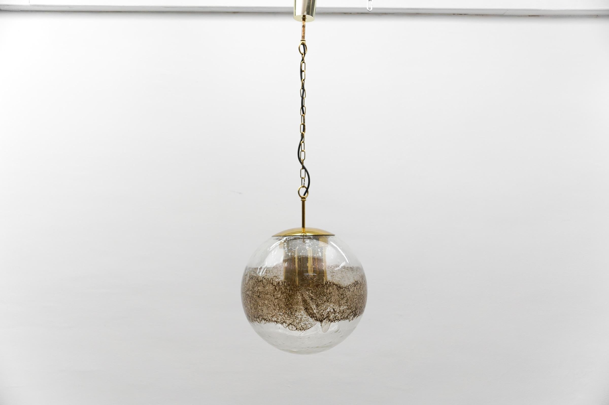 Graziosa lampada a sospensione a sfera in vetro di Murano - Germania anni '60

Una presa E27. Funziona con 220V e 110V.

Le nostre lampade sono controllate, pulite e adatte all'uso negli Stati Uniti.