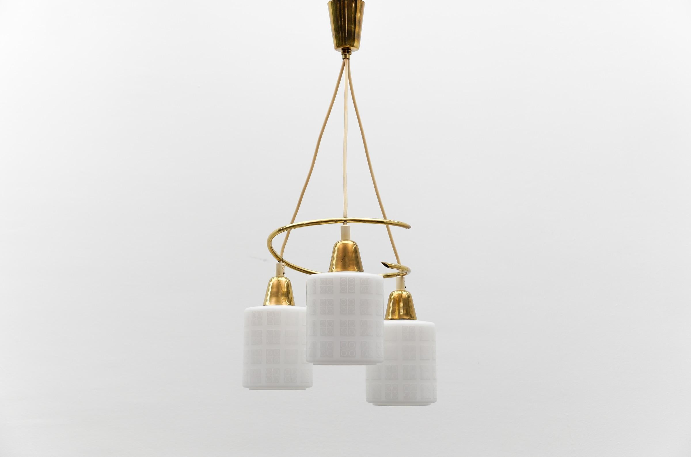 Mid-Century moderno Lampada a sospensione in ottone e vetro opalino della modernità di metà secolo, anni '50 in vendita