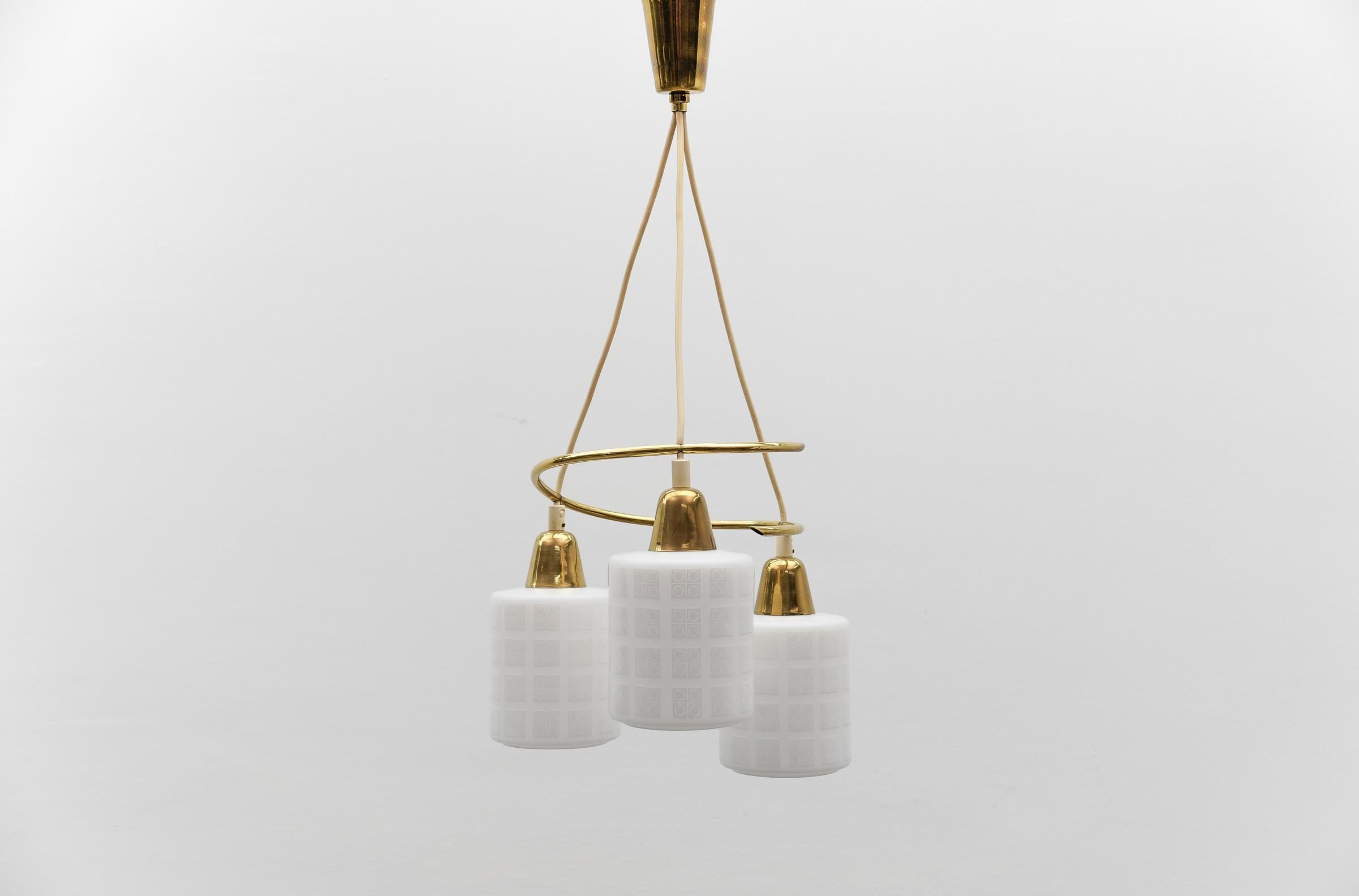 Lampada a sospensione in ottone e vetro opalino della modernità di metà secolo, anni '50

La lampada necessita di 3 lampadine a vite E27 / E26 Edison, è cablata e funzionante. Funziona sia a 110 che a 230 volt.

Molto elegante e carino allo stesso