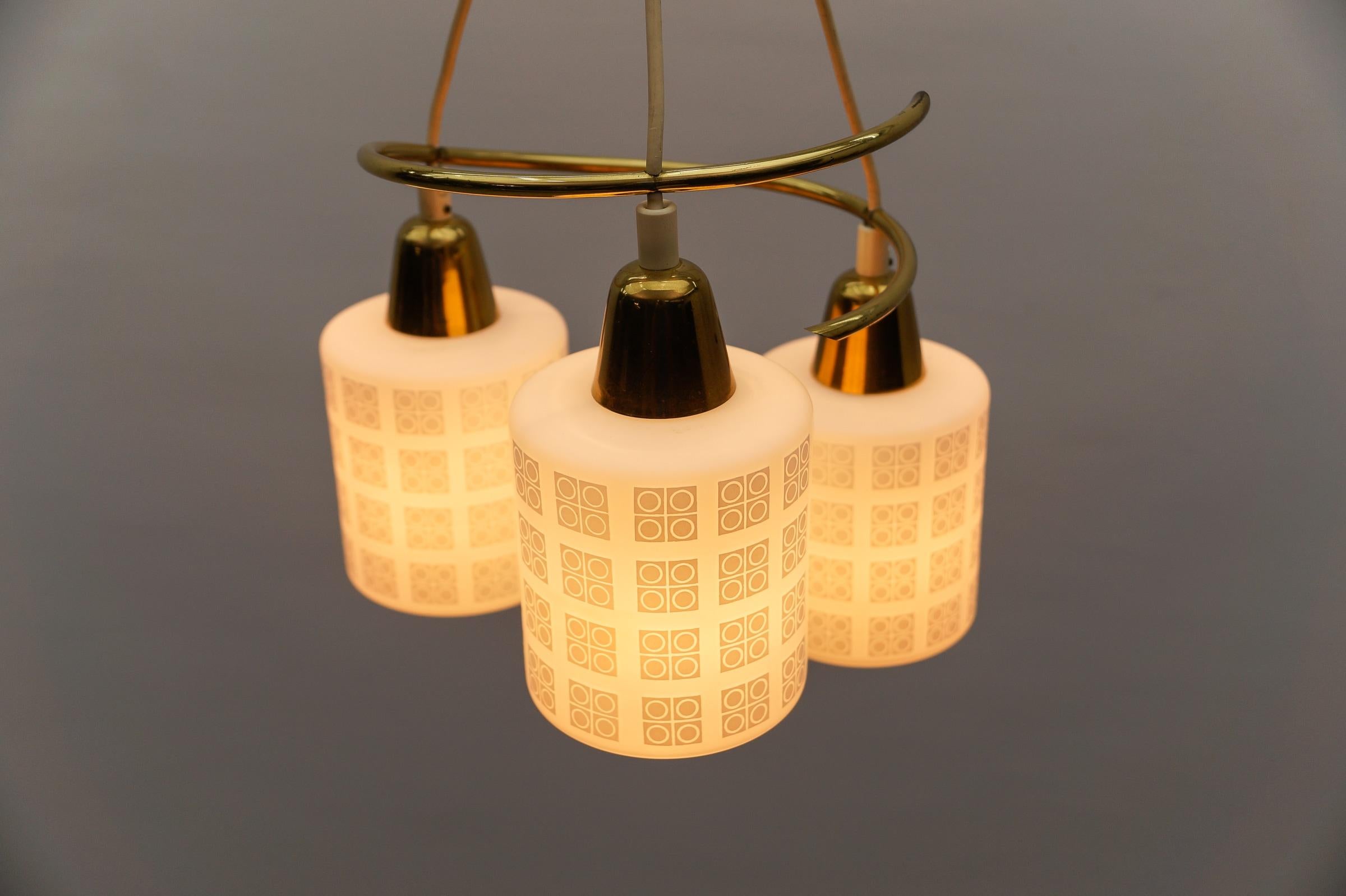 Lampada a sospensione in ottone e vetro opalino della modernità di metà secolo, anni '50 in vendita 2