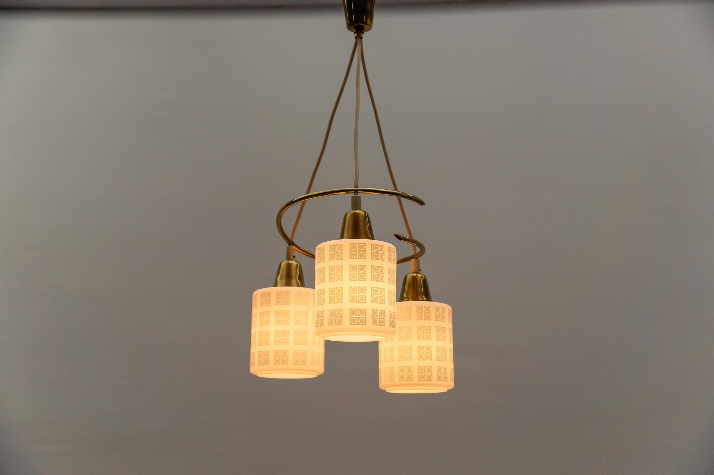 Lampada a sospensione in ottone e vetro opalino della modernità di metà secolo, anni '50 in vendita 3